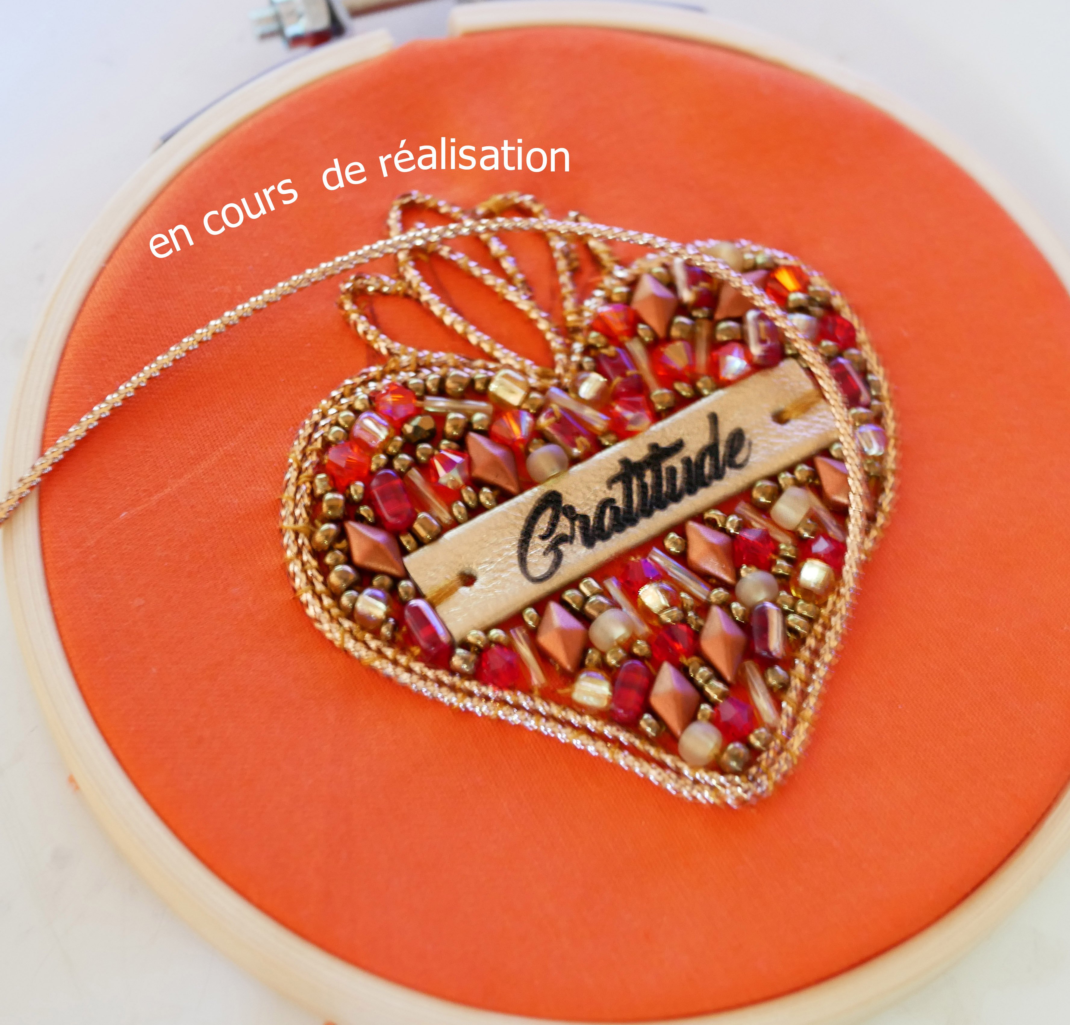 Broche ex-voto Sacr&eacute; Coeur en perles au message grav&eacute; Gratitude