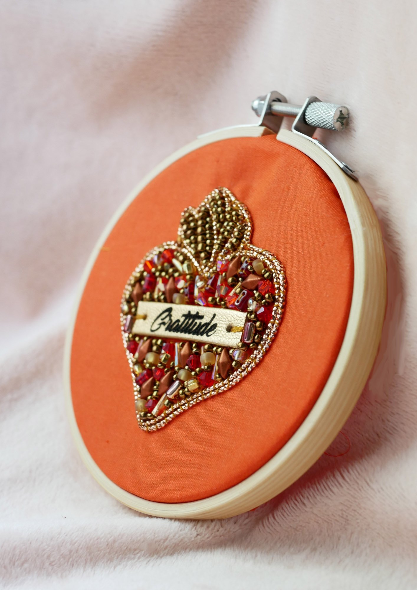 Broche ex-voto Sacr&eacute; Coeur en perles au message grav&eacute; Gratitude