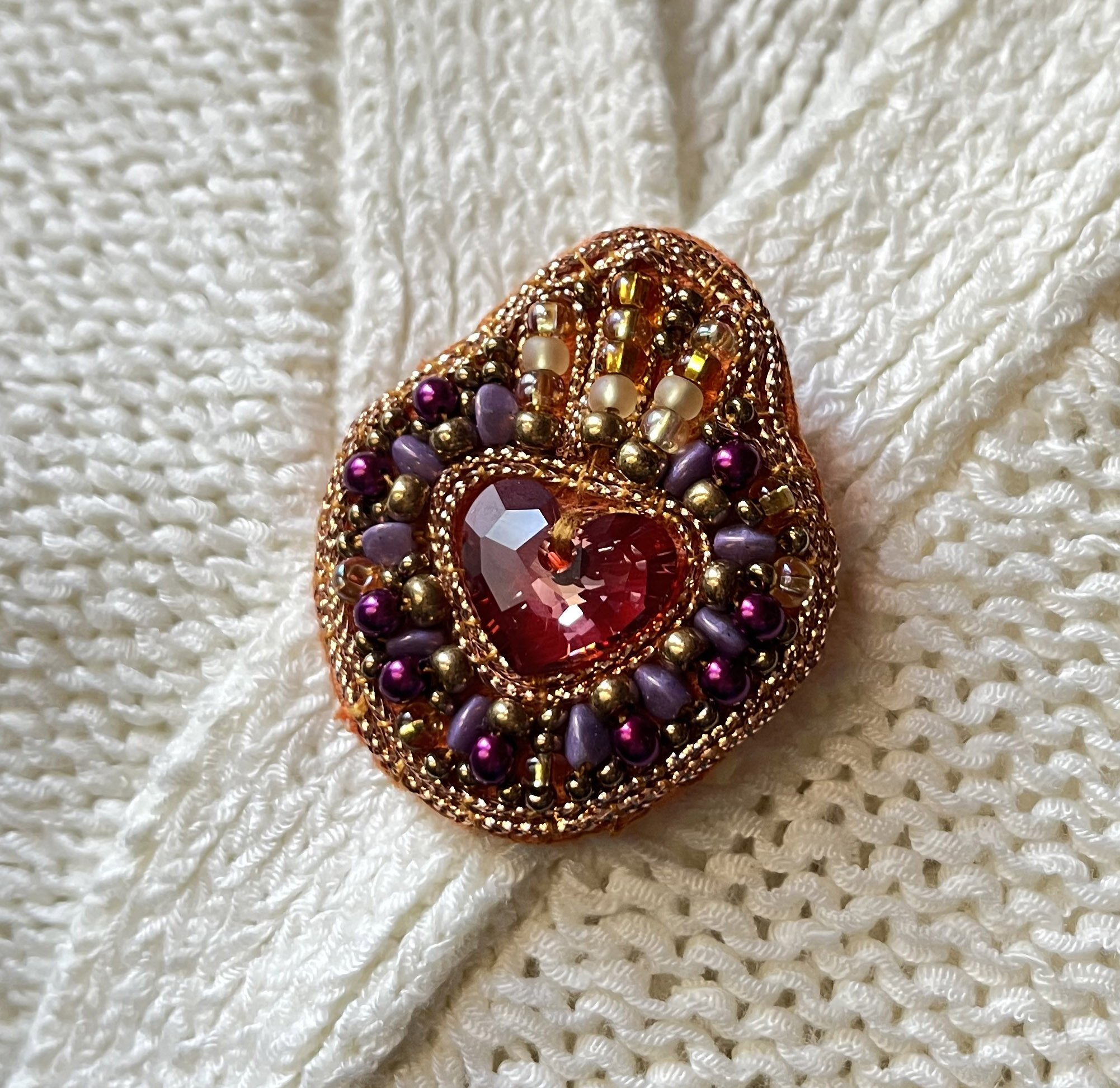 Broche ex-voto Sacr&eacute; Coeur en perles et coeur cristal Swarovski
