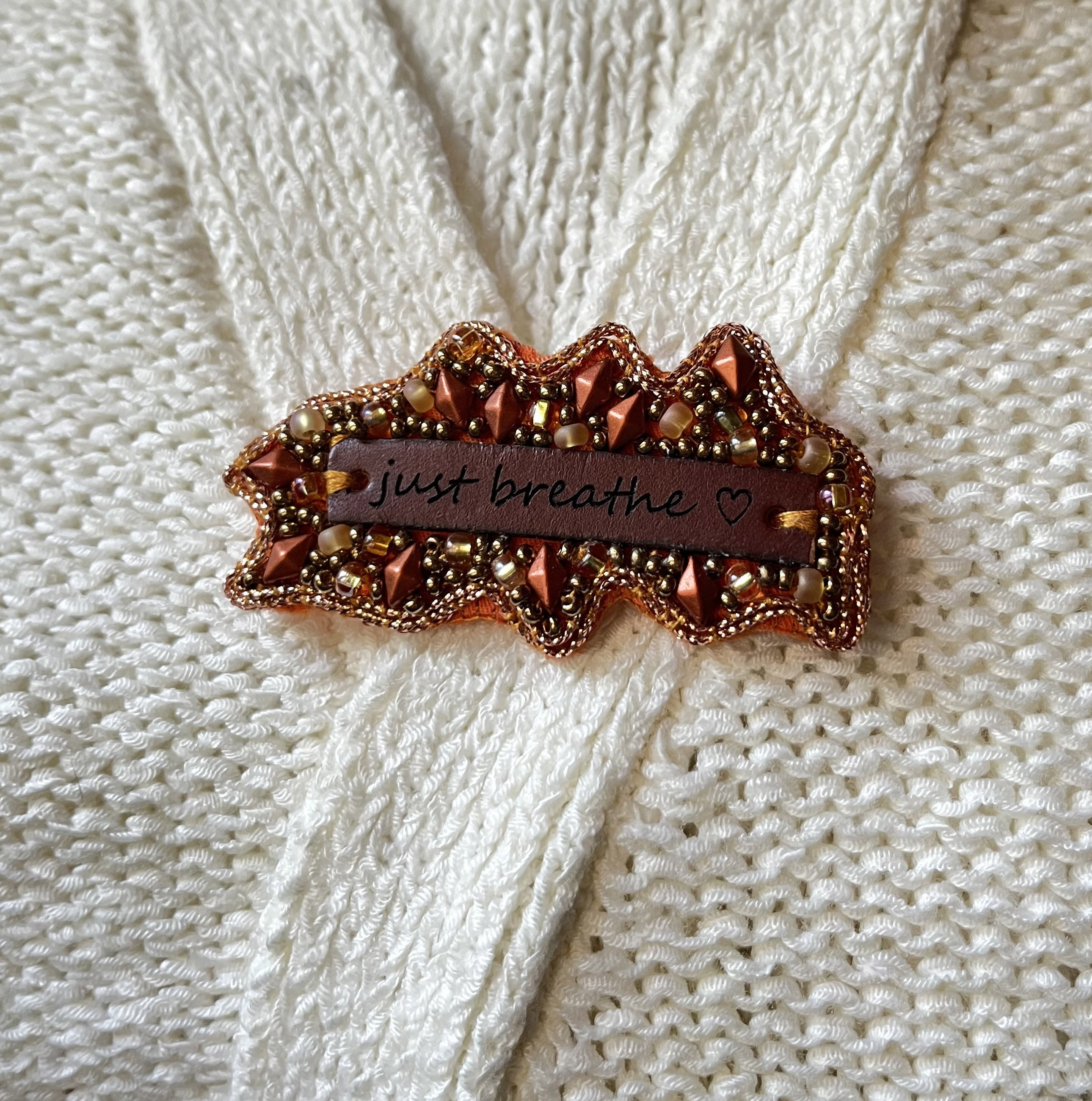 Broche en perles cuivr&eacute;es &agrave; message en cuir grav&eacute; "Just breathe"