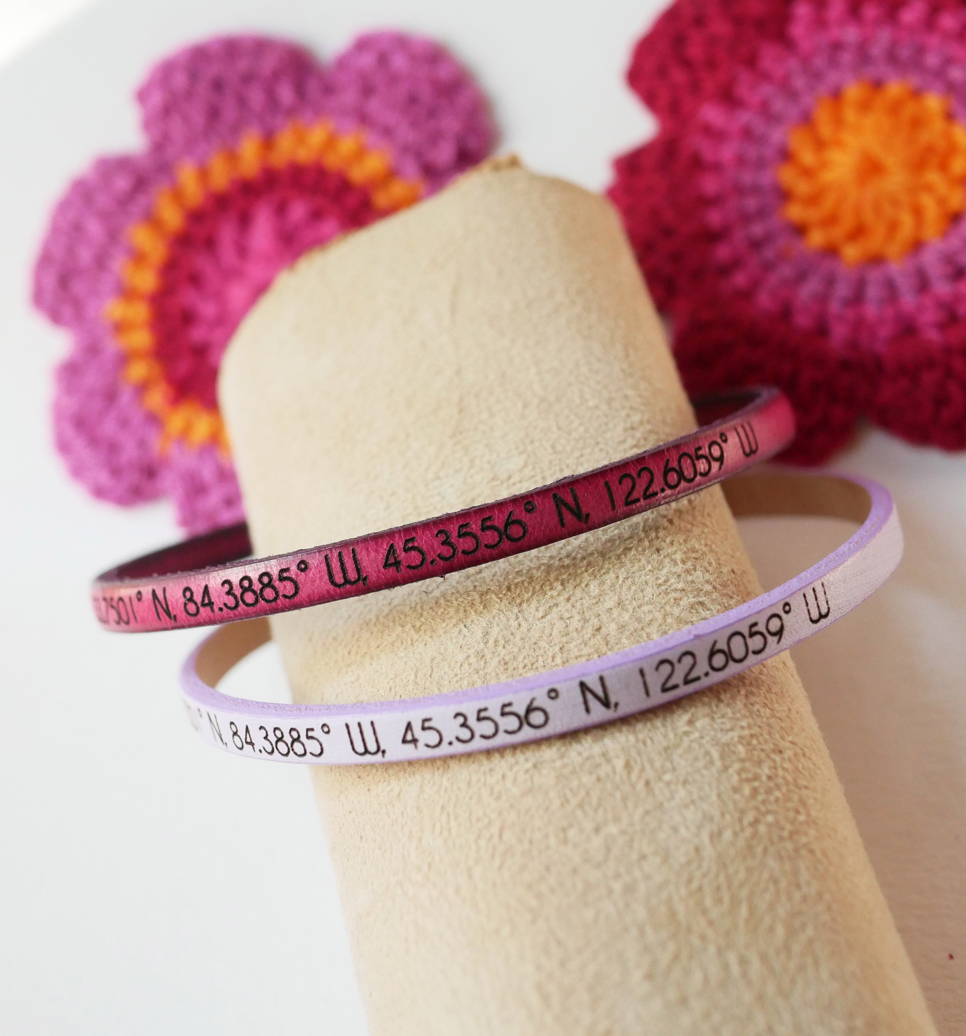 Leren geschenkarmbanden voor koppels, beide gepersonaliseerd met dezelfde gravure 