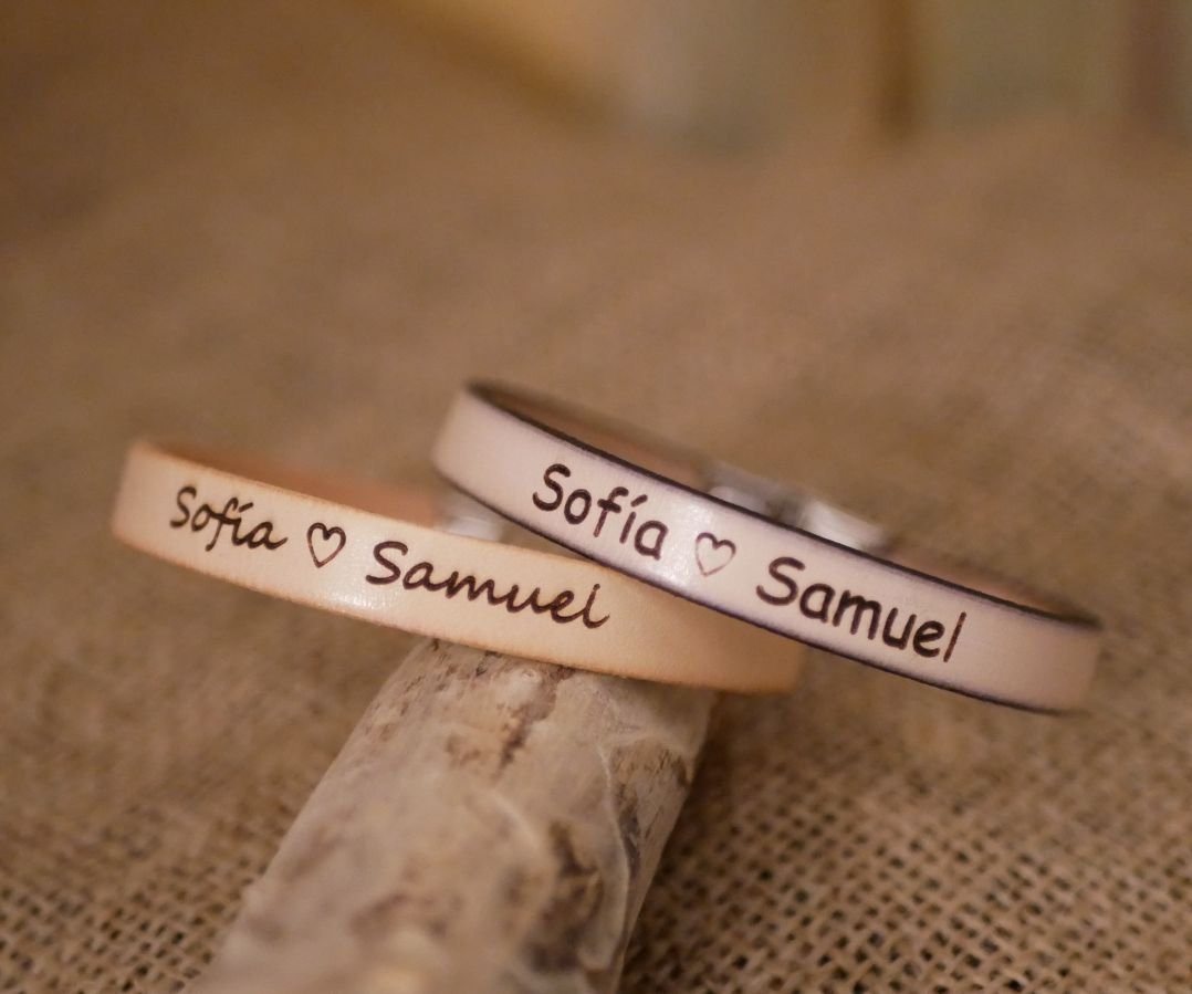 Gegraveerd cadeau voor een koppel: 2 leren armbanden gepersonaliseerd met dezelfde gravure 