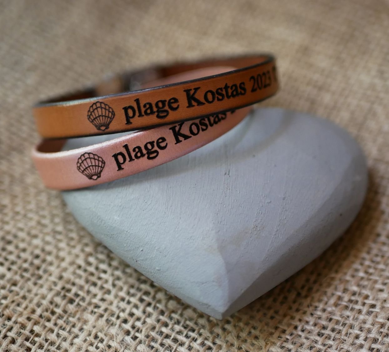 Gegraveerd cadeau voor een koppel: 2 leren armbanden gepersonaliseerd met dezelfde gravure 