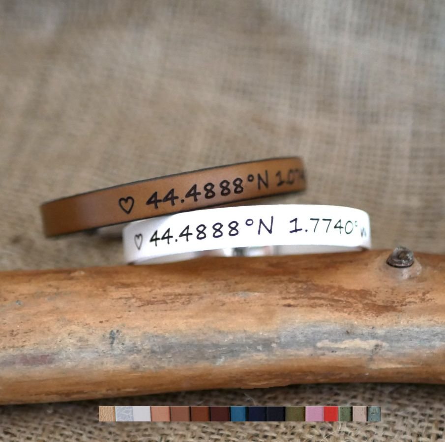 Gegraveerd cadeau voor een koppel: 2 leren armbanden gepersonaliseerd met dezelfde gravure 
