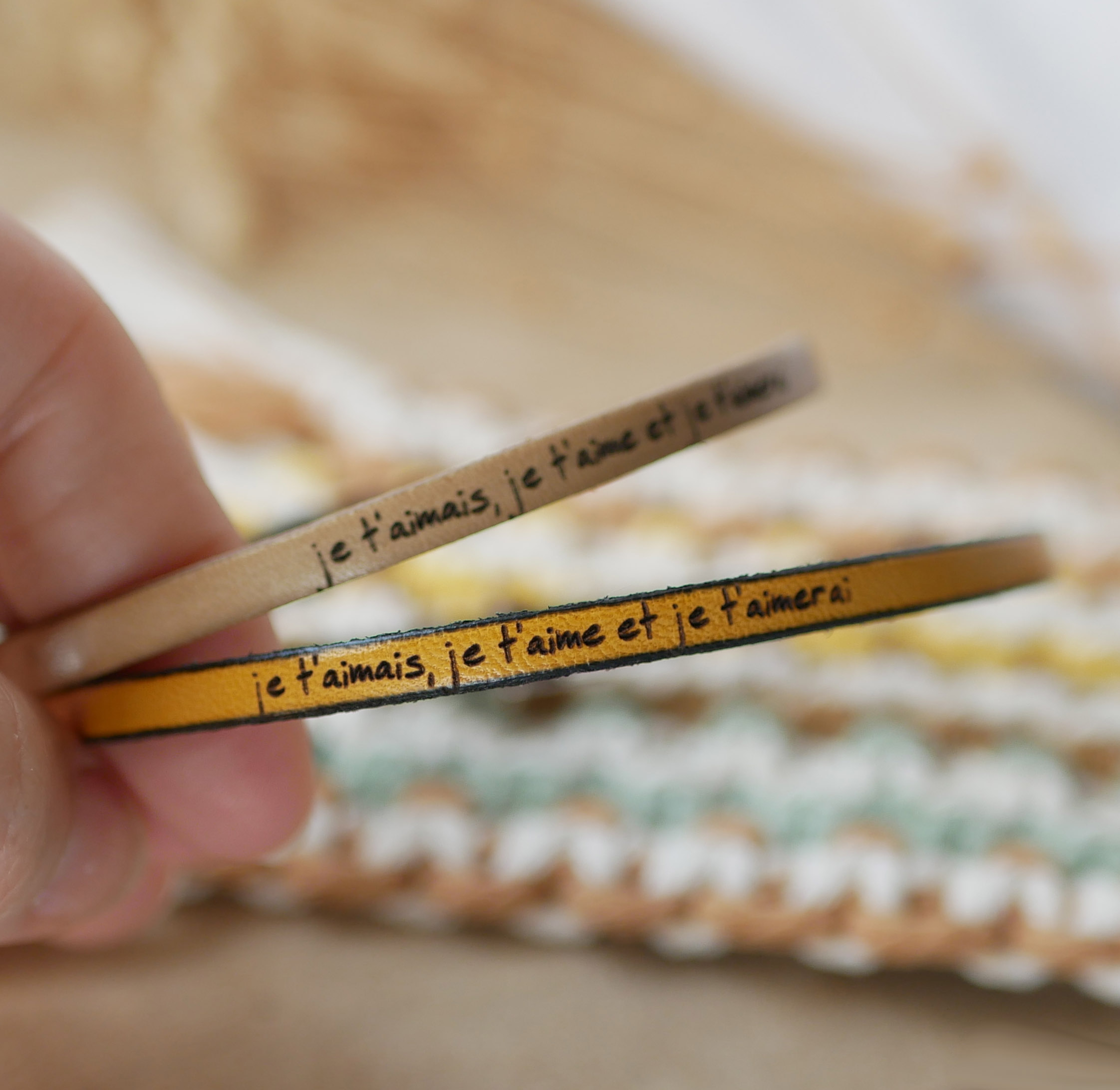 Leren geschenkarmbanden voor koppels, beide gepersonaliseerd met dezelfde gravure 