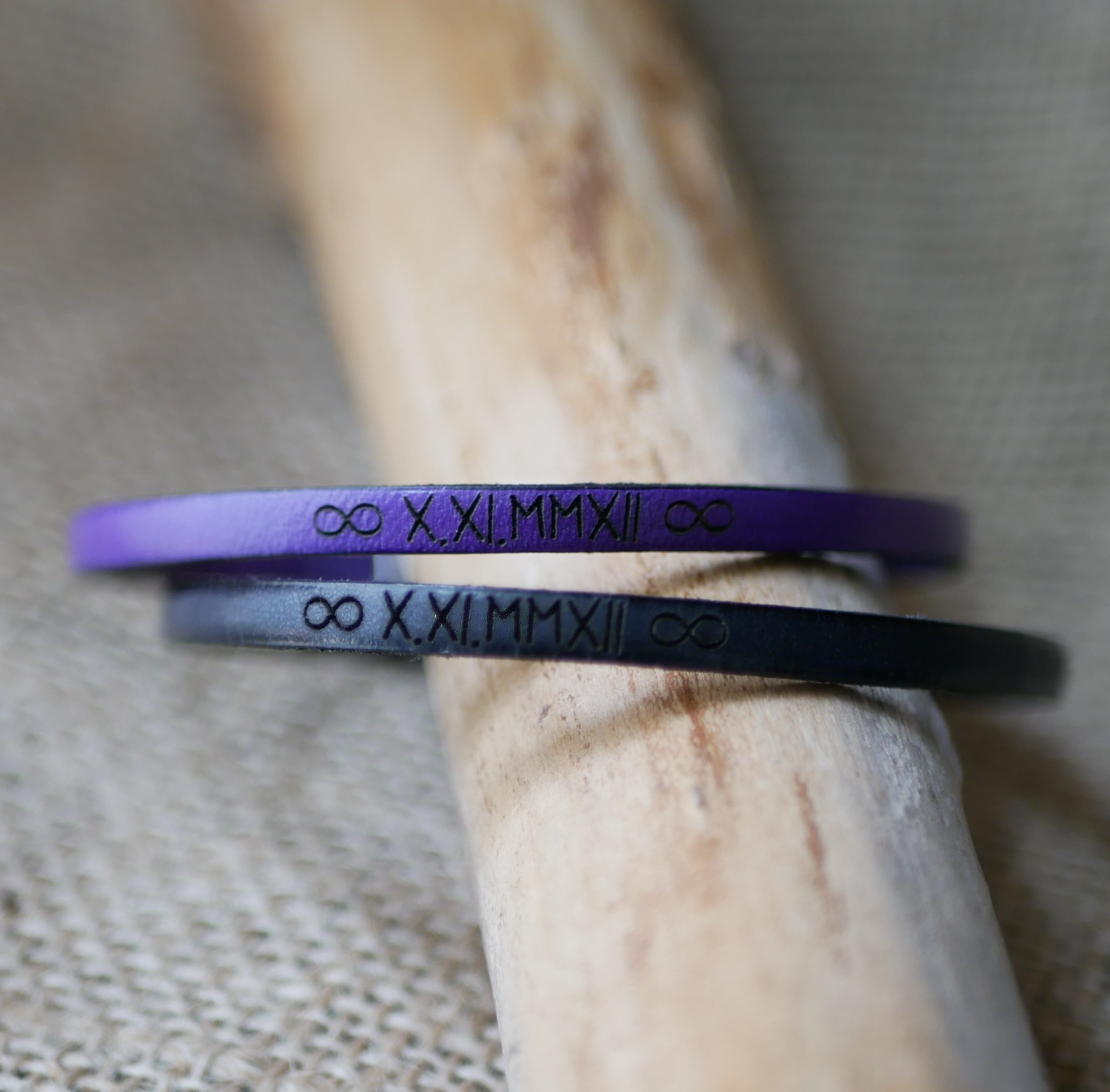 Leren geschenkarmbanden voor koppels, beide gepersonaliseerd met dezelfde gravure 