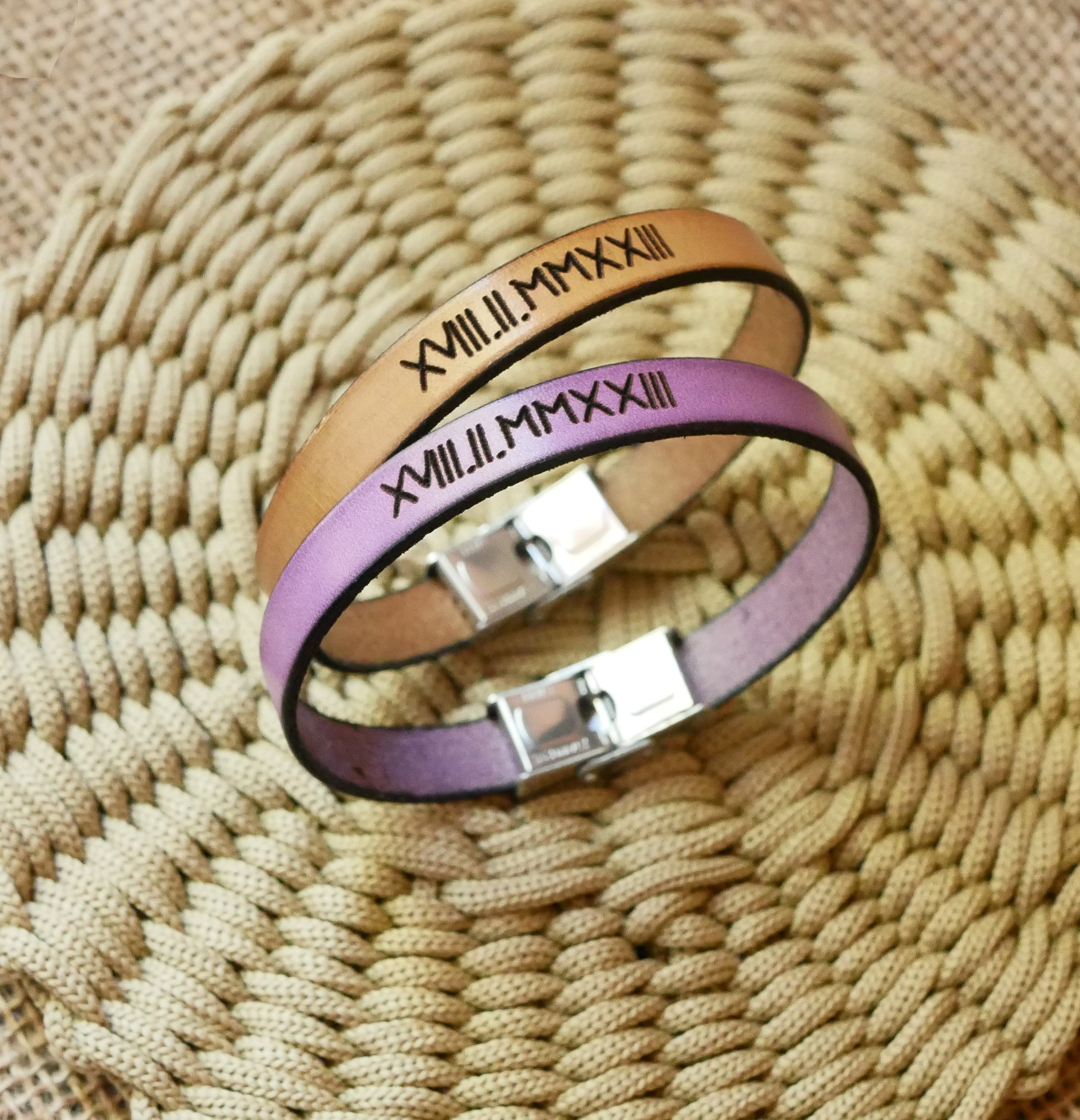 Gegraveerd cadeau voor een koppel: 2 leren armbanden gepersonaliseerd met dezelfde gravure 