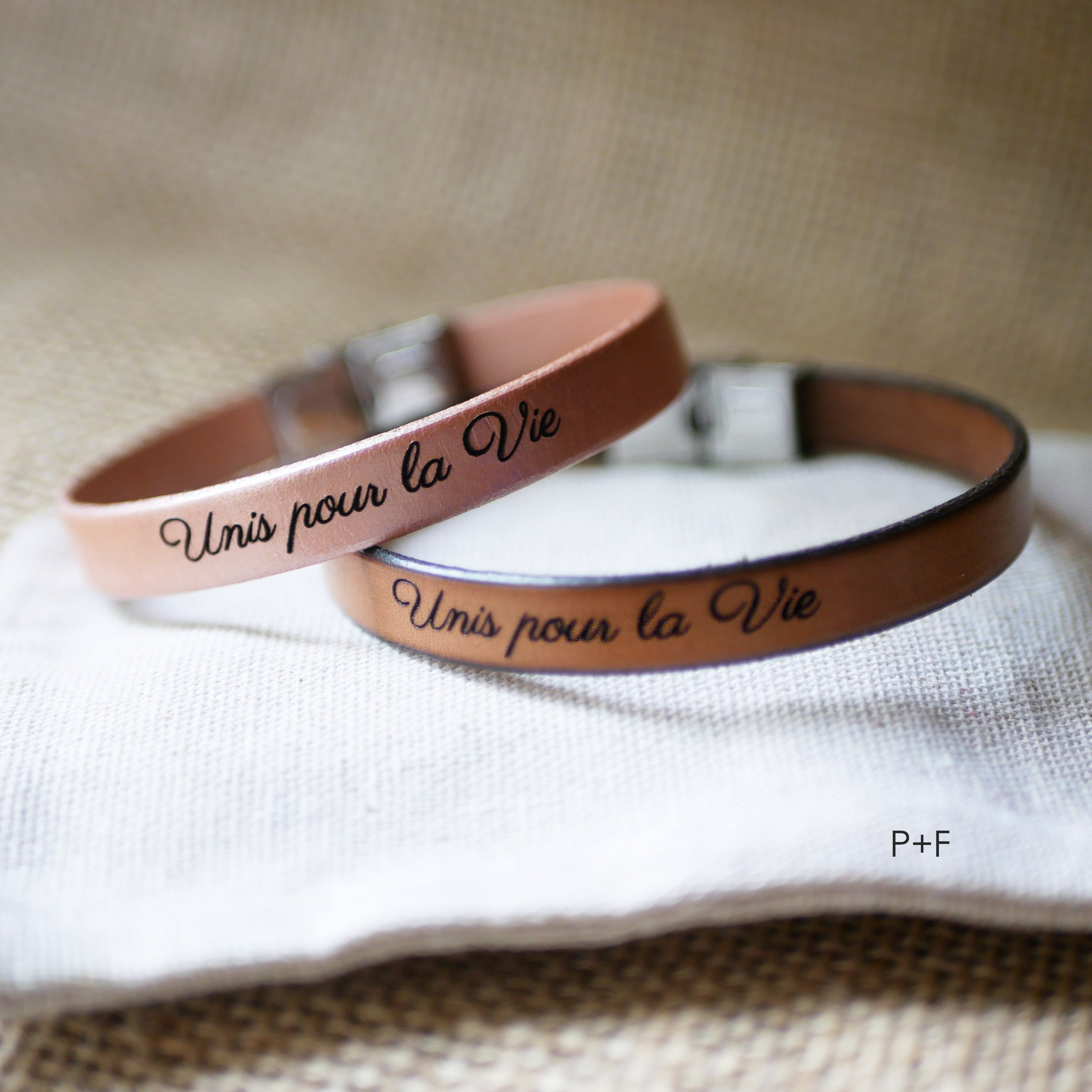 Gegraveerd cadeau voor een koppel: 2 leren armbanden gepersonaliseerd met dezelfde gravure 
