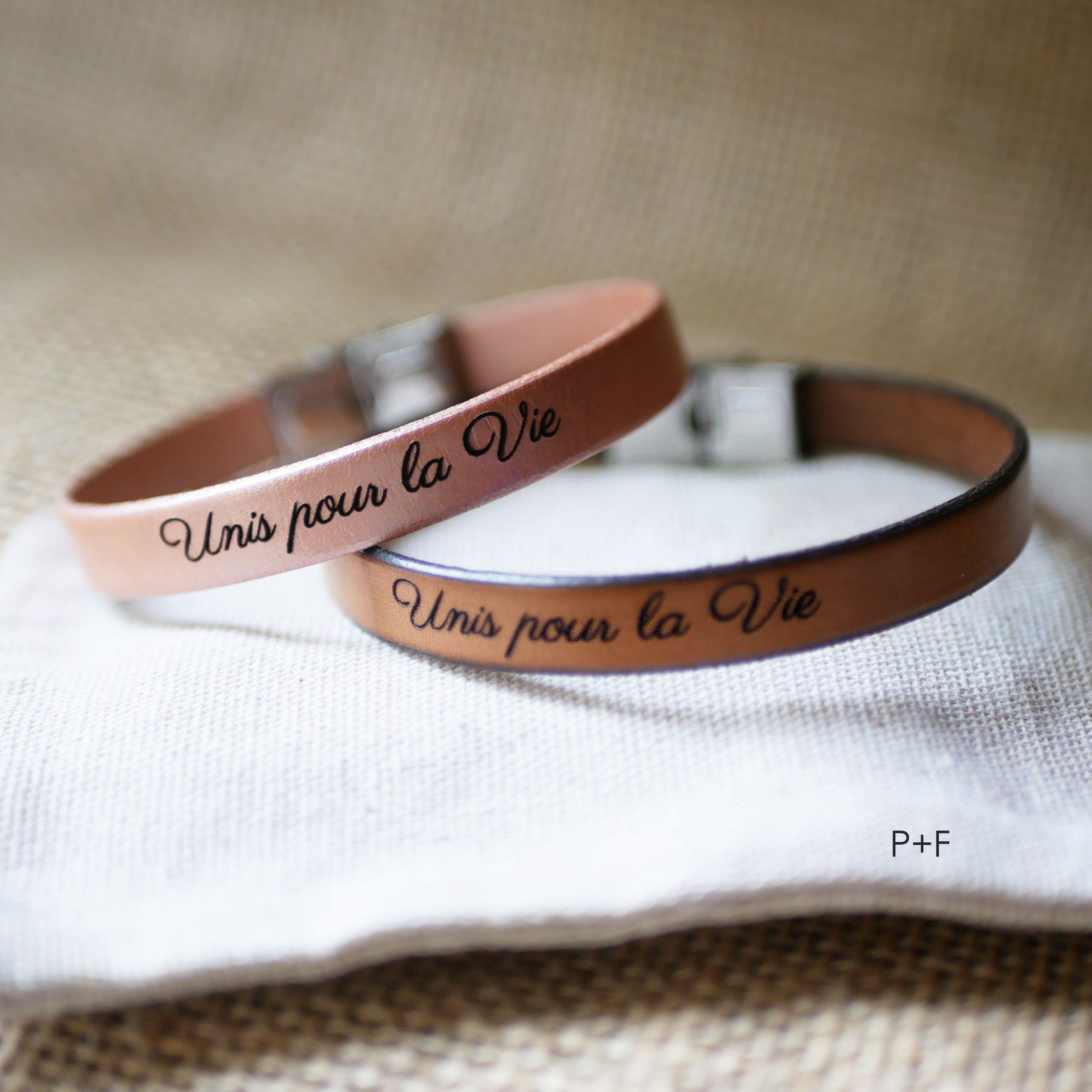 Gegraveerd cadeau voor een koppel: 2 leren armbanden gepersonaliseerd met dezelfde gravure 
