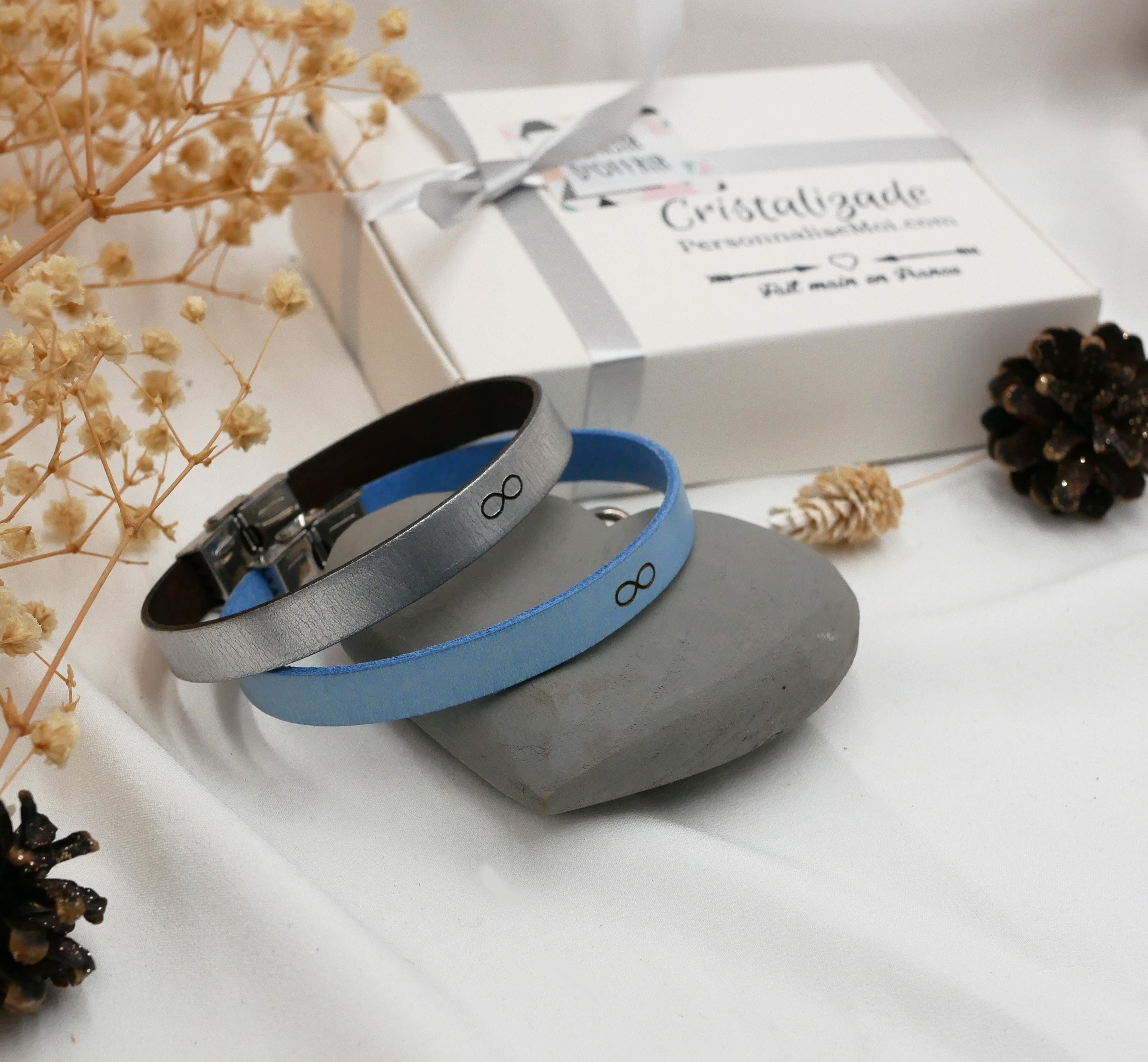 Gegraveerd cadeau voor een koppel: 2 leren armbanden gepersonaliseerd met dezelfde gravure 