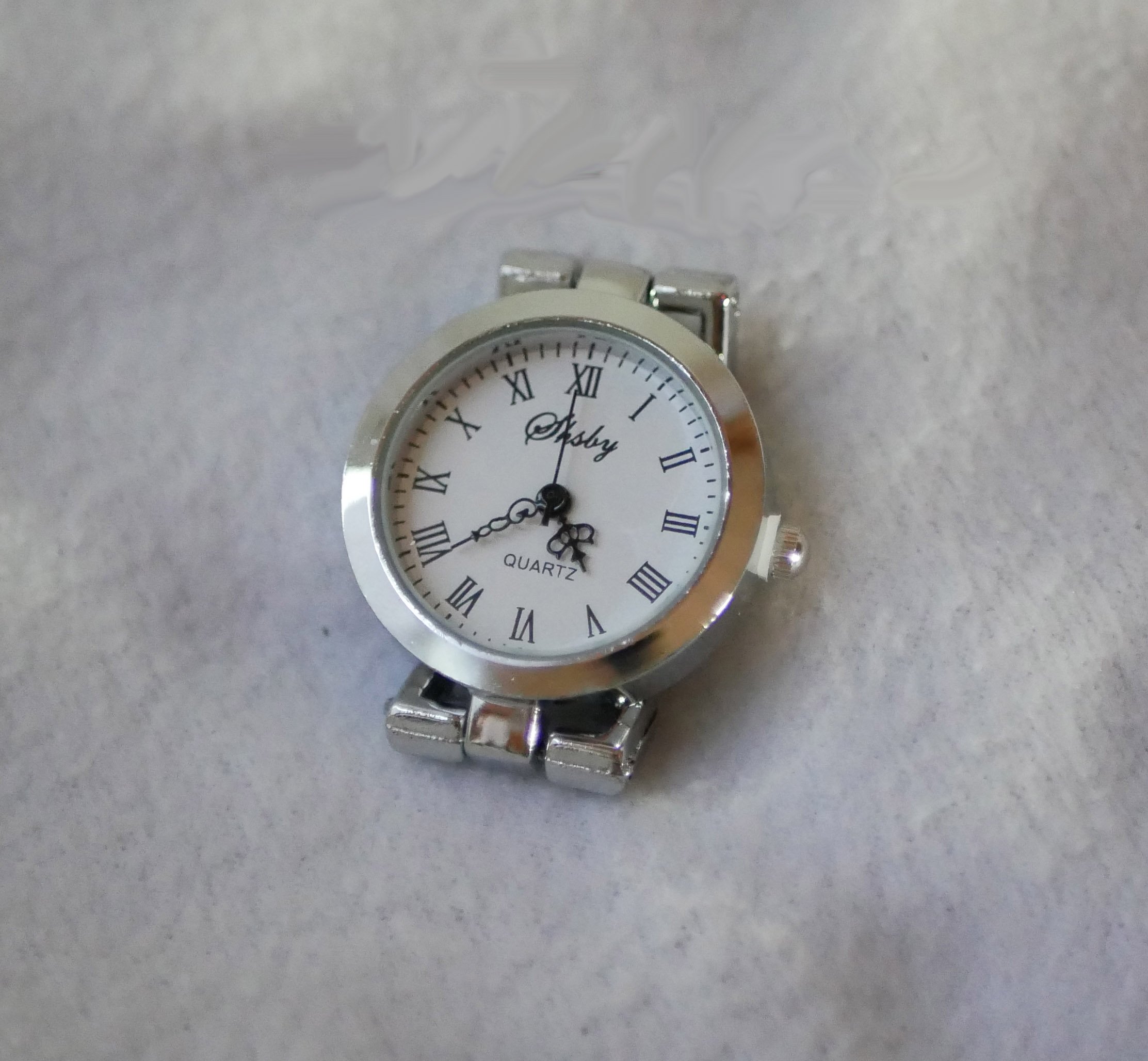 Wijzerplaat Zilver horloge met witte achtergrond Romeinse cijfers