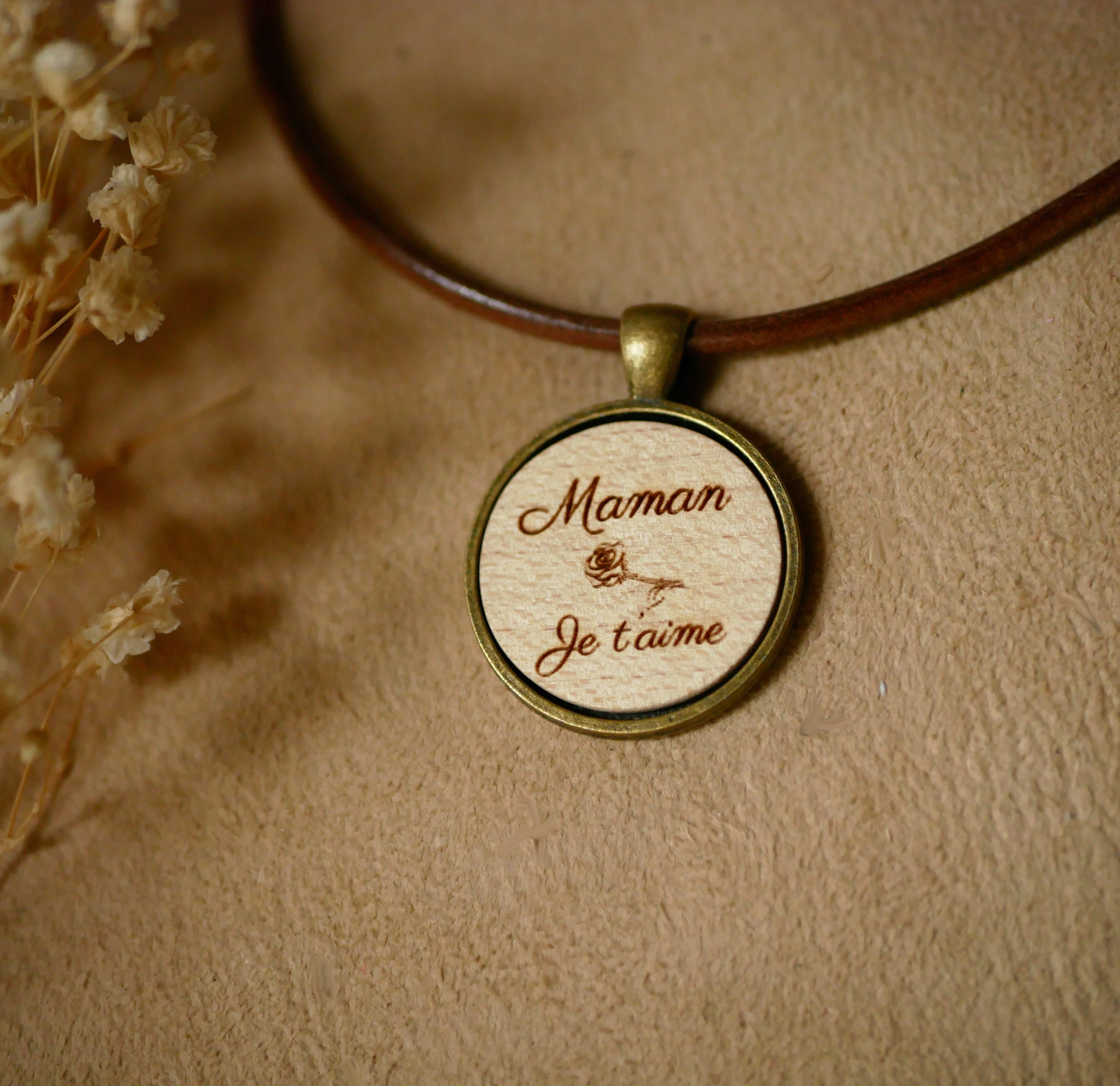 Leren halsketting met gegraveerde hout cabochon hanger gezet in antiek messing om te personaliseren