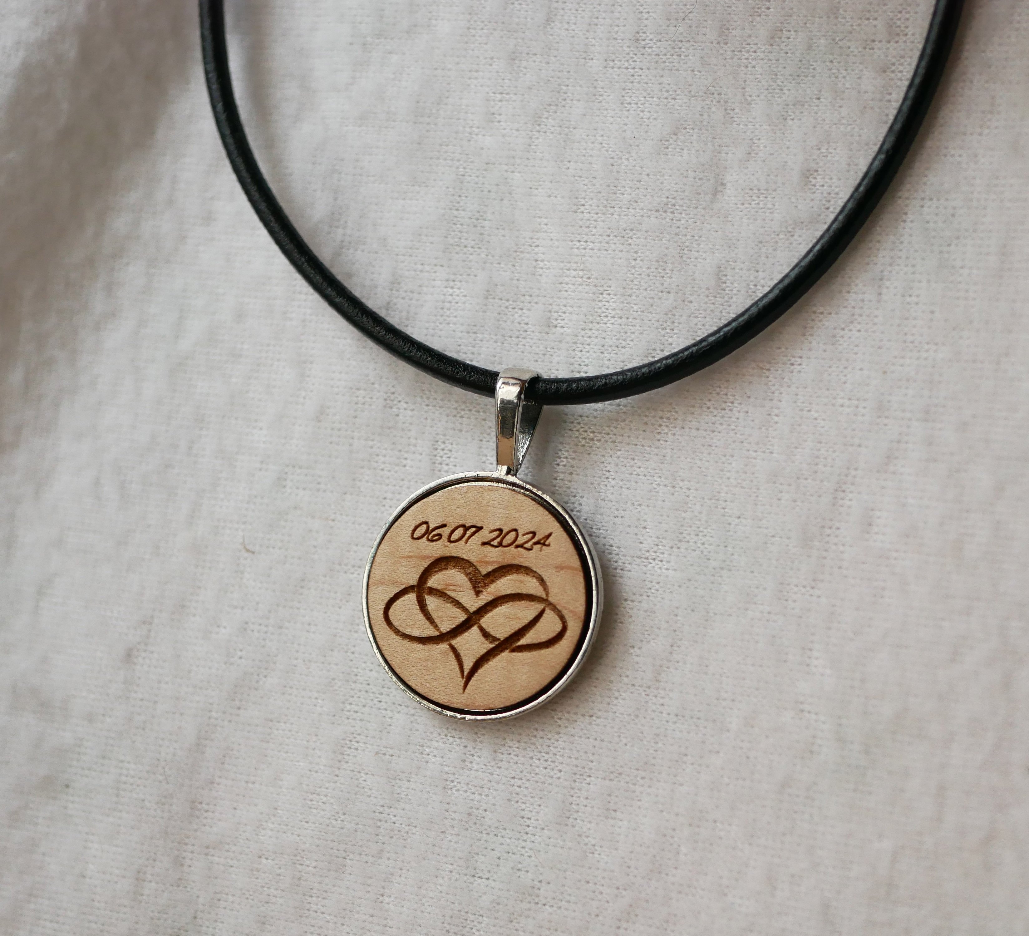 Leren halsketting met gegraveerde houten cabochon hanger om te personaliseren