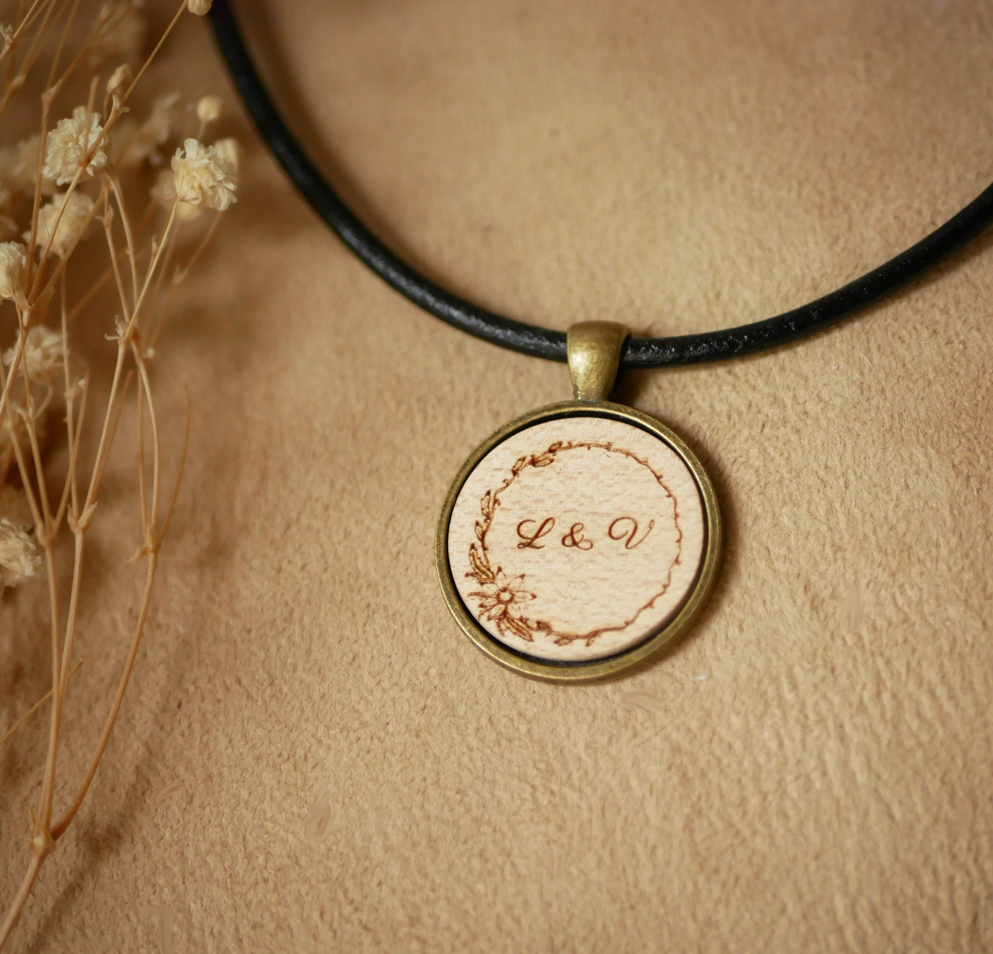 Leren halsketting met gegraveerde hout cabochon hanger gezet in antiek messing om te personaliseren