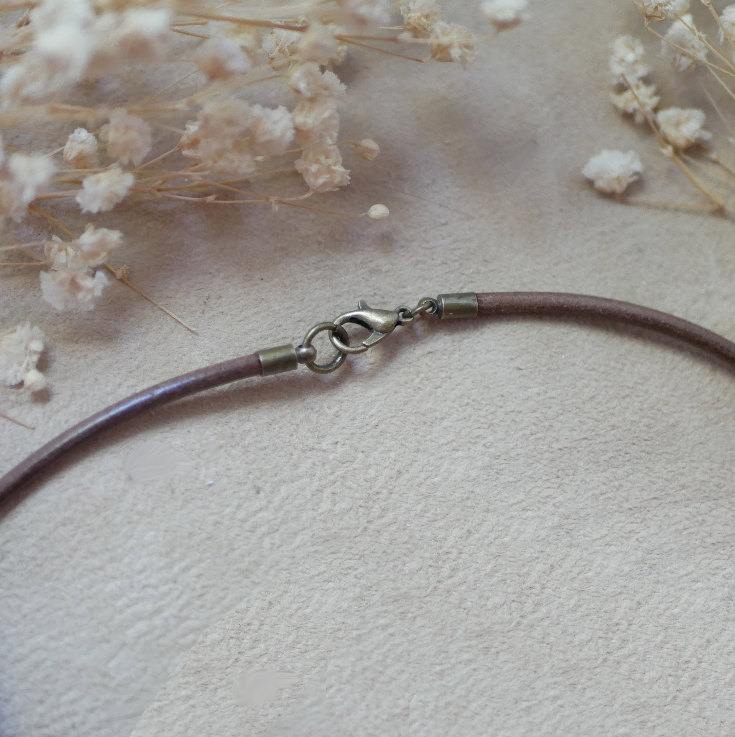 Leren halsketting met gegraveerde hout cabochon hanger gezet in antiek messing om te personaliseren