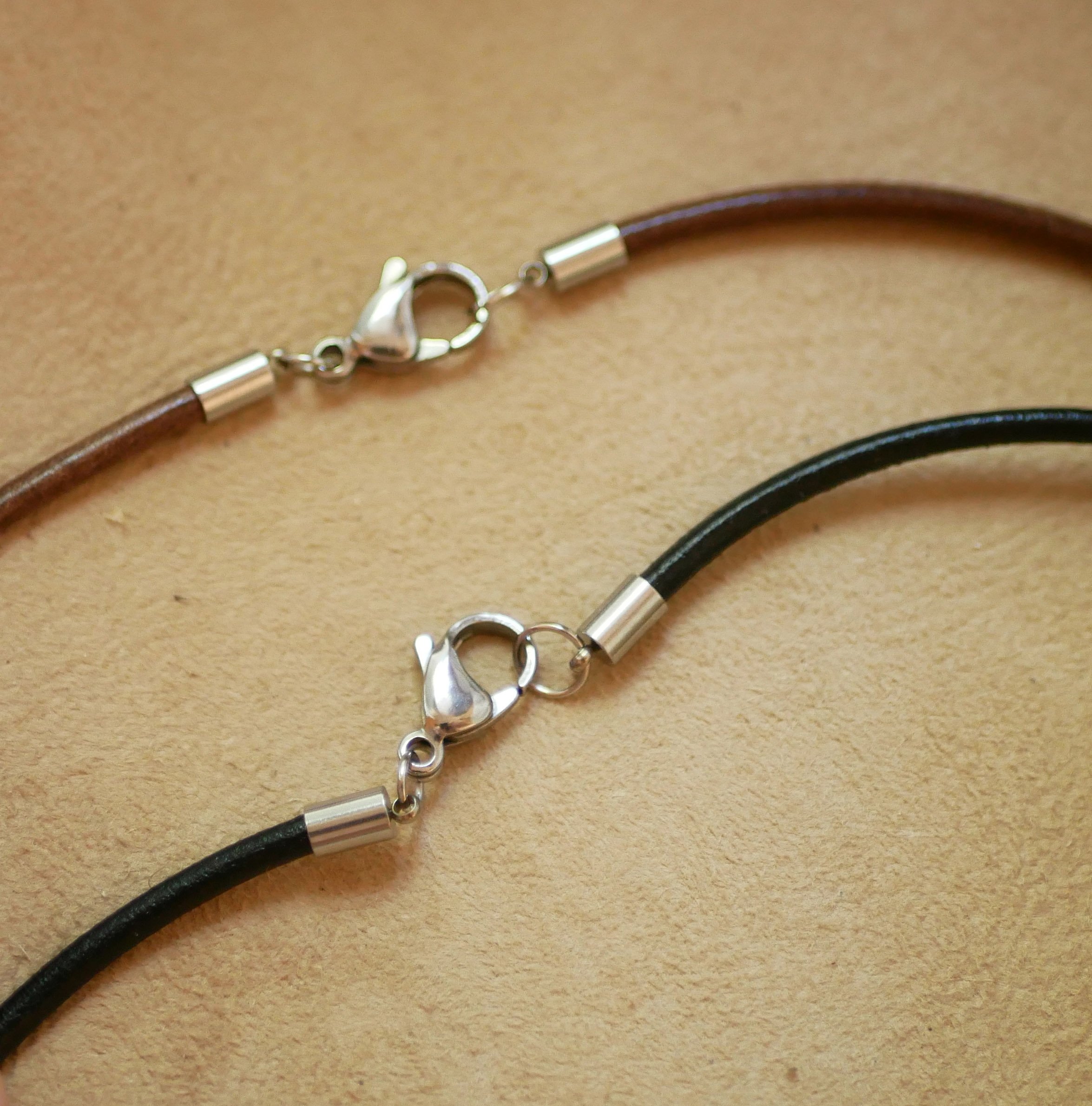 Leren halsketting met gegraveerde houten cabochon hanger om te personaliseren