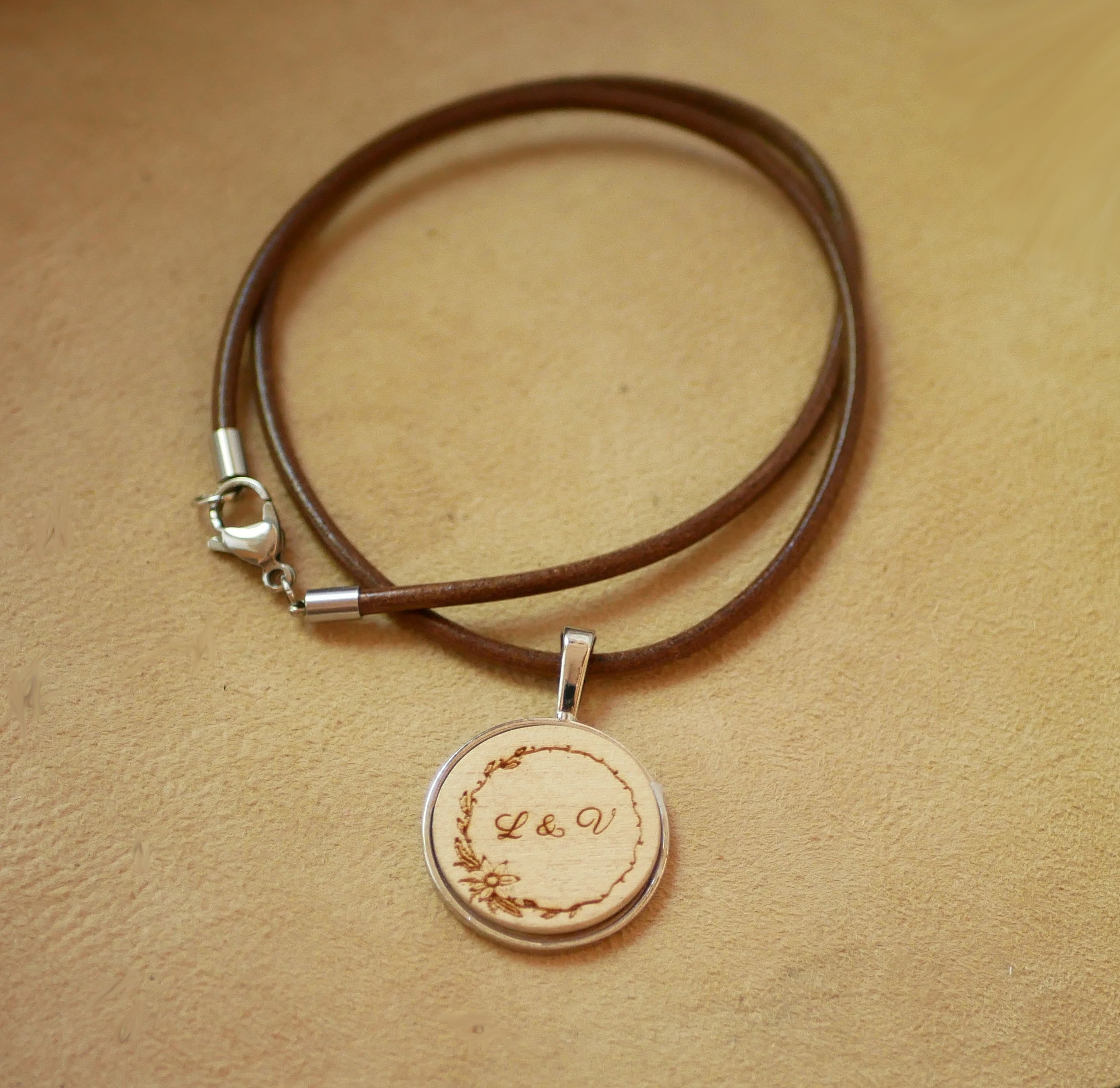 Leren halsketting met gegraveerde houten cabochon hanger om te personaliseren