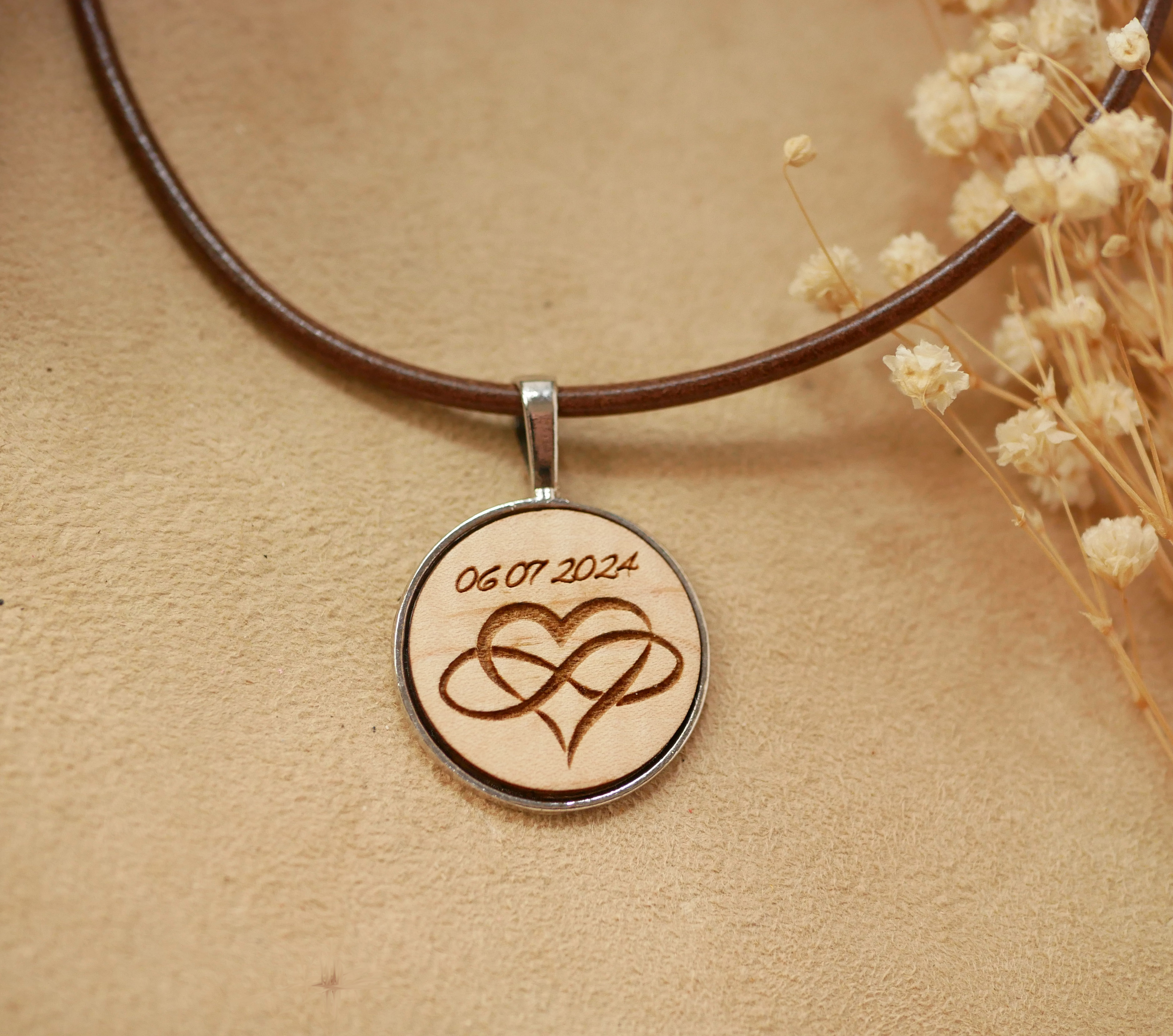 Leren halsketting met gegraveerde houten cabochon hanger om te personaliseren