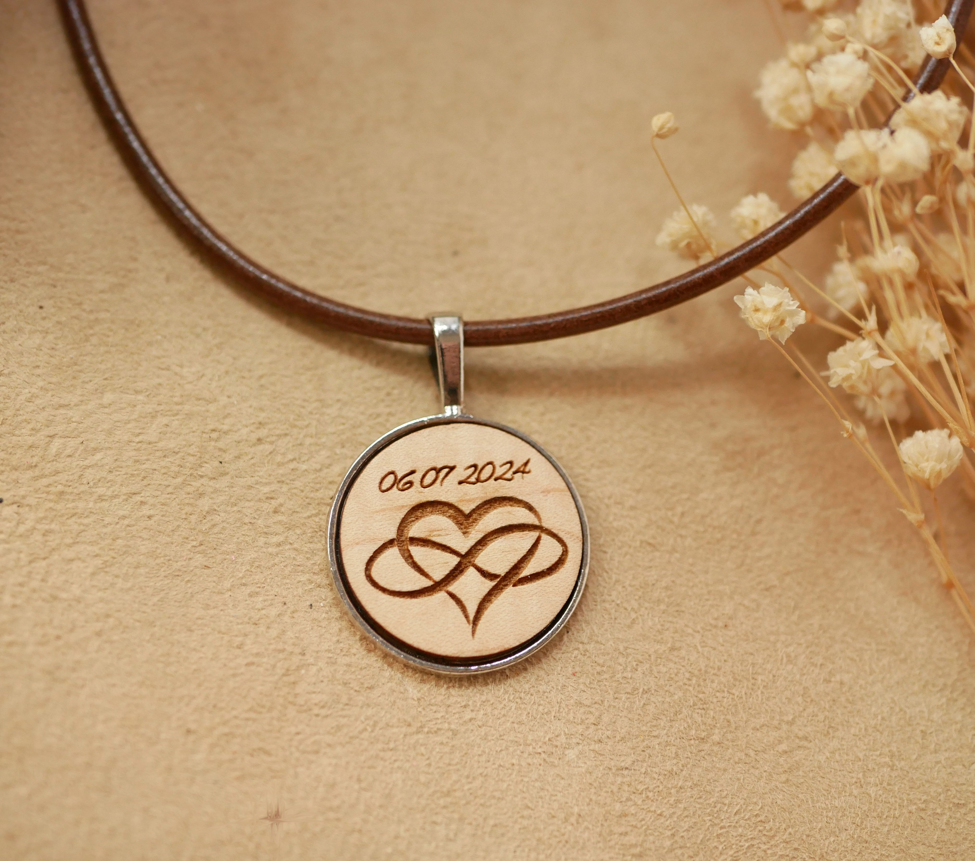 Leren halsketting met gegraveerde houten cabochon hanger om te personaliseren