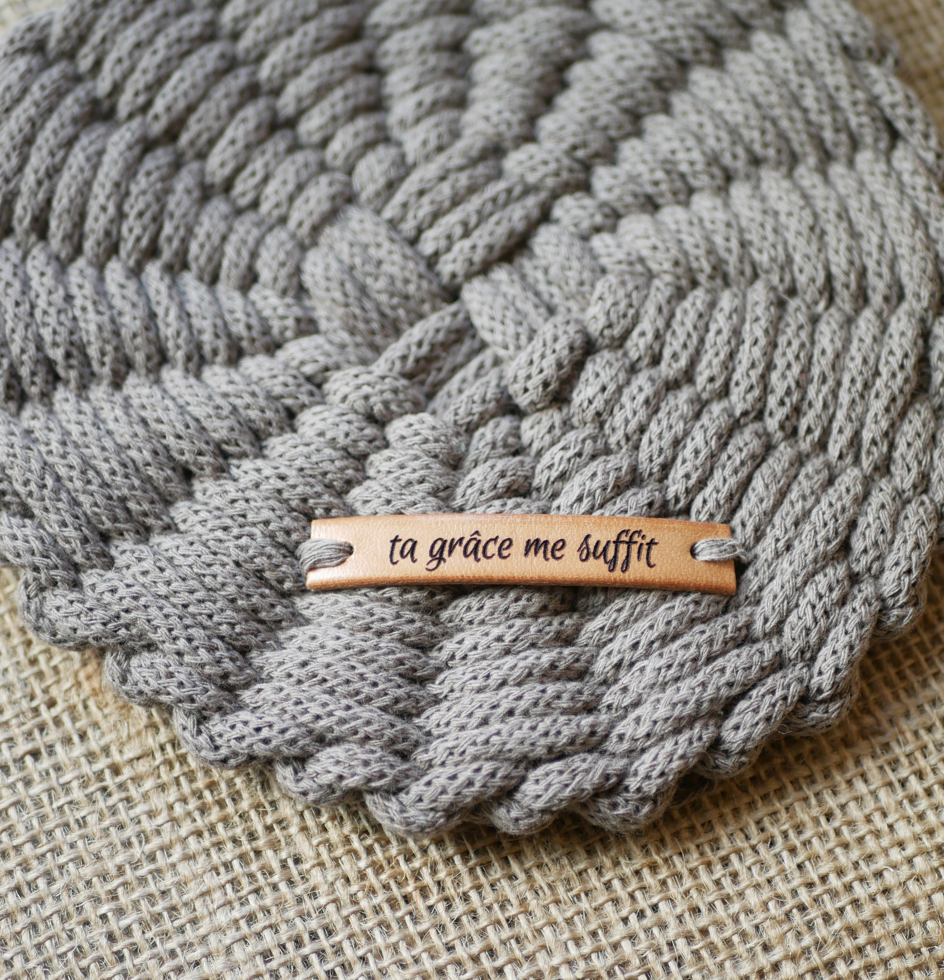 Aangepast leren label met gegraveerde boodschap
