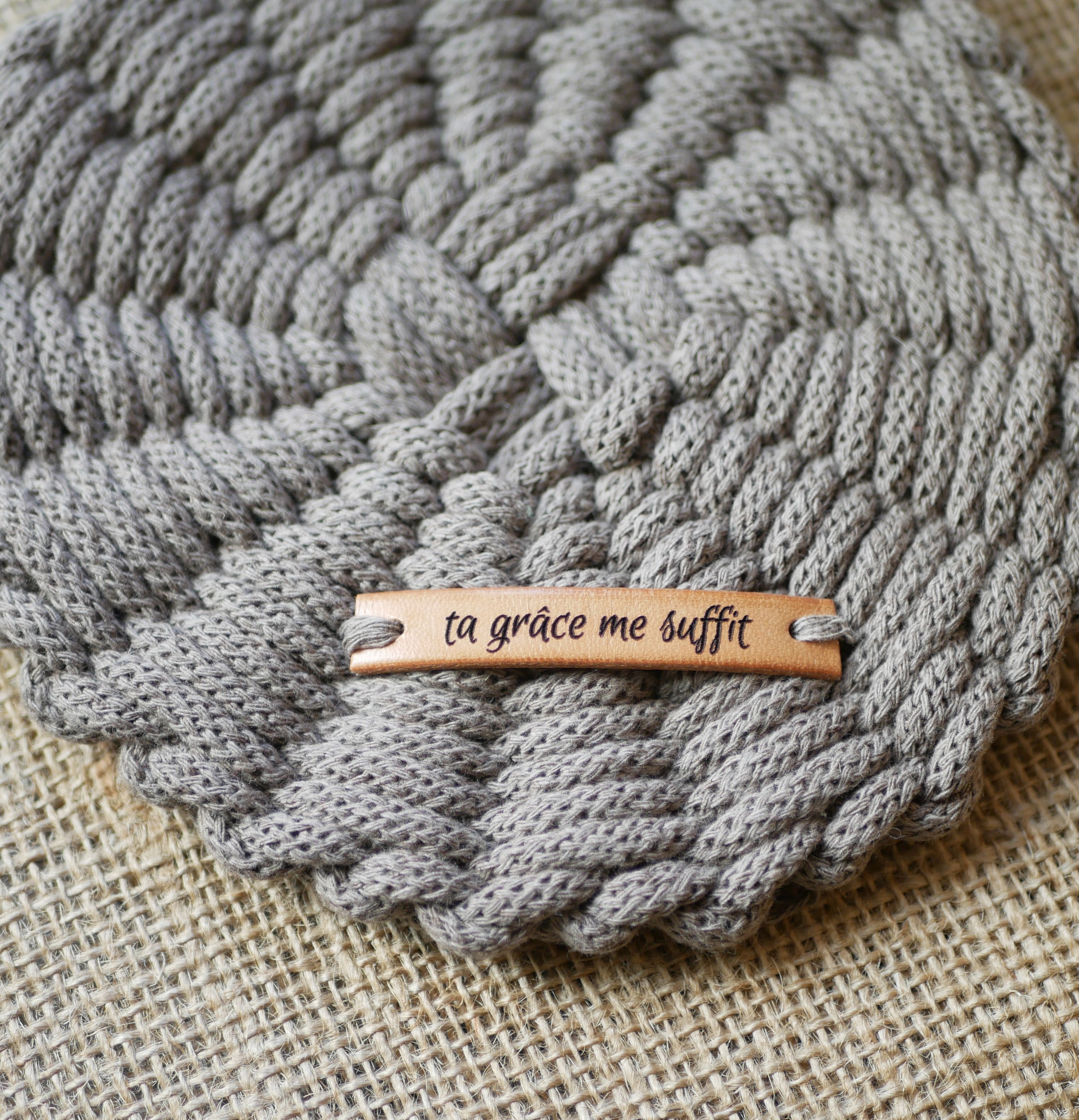 Aangepast leren label met gegraveerde boodschap