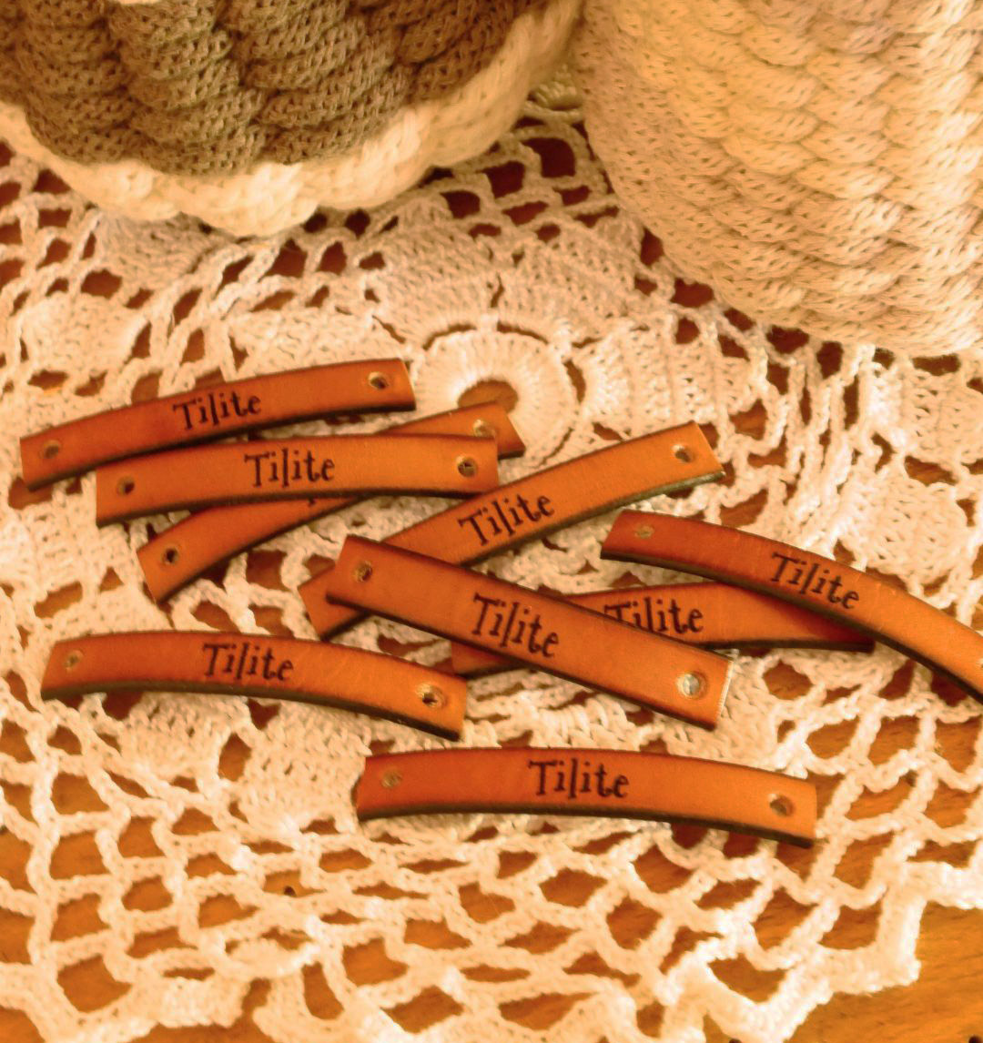 Aangepast leren label met gegraveerde boodschap