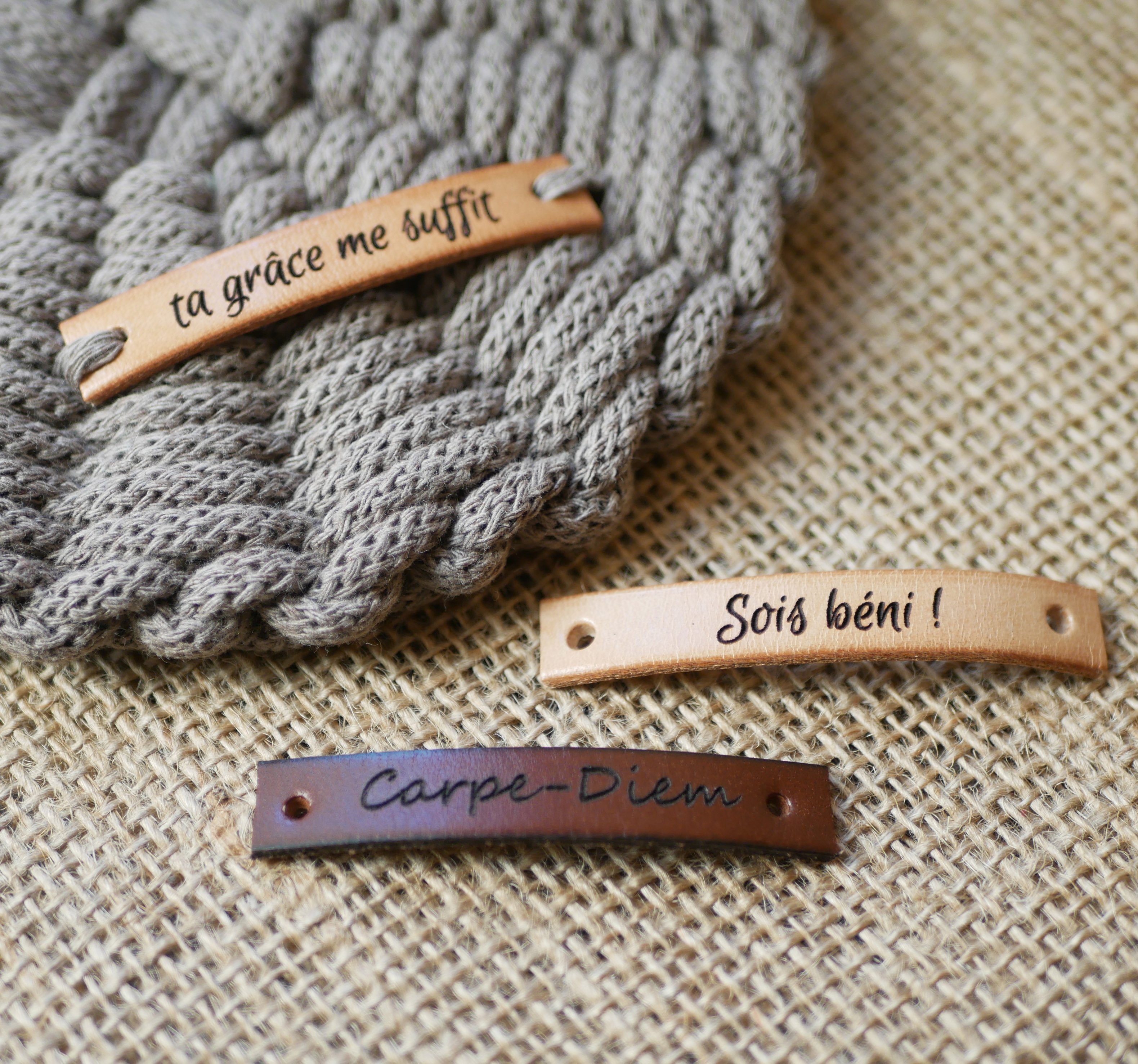 Aangepast leren label met gegraveerde boodschap