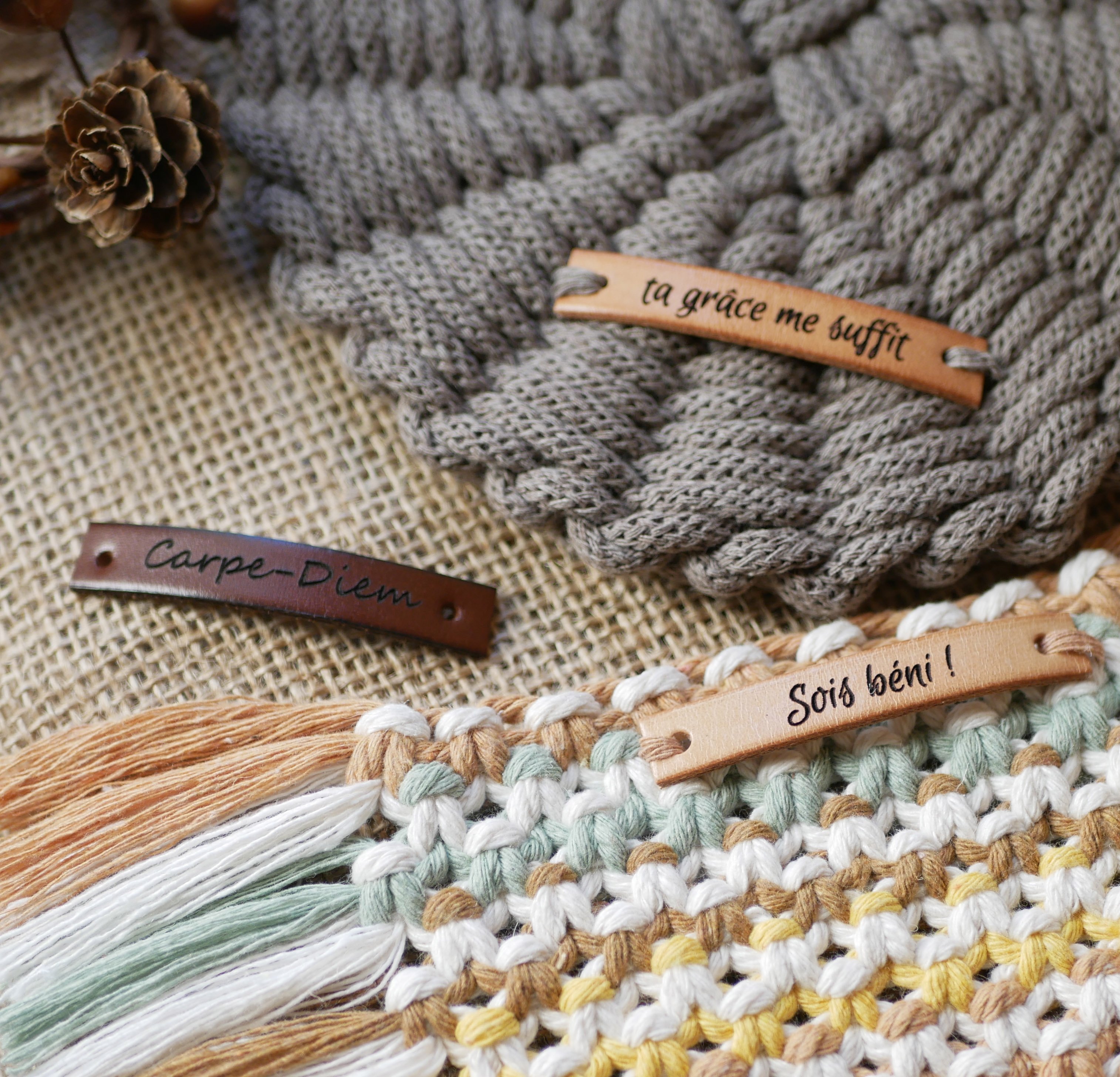 Aangepast leren label met gegraveerde boodschap