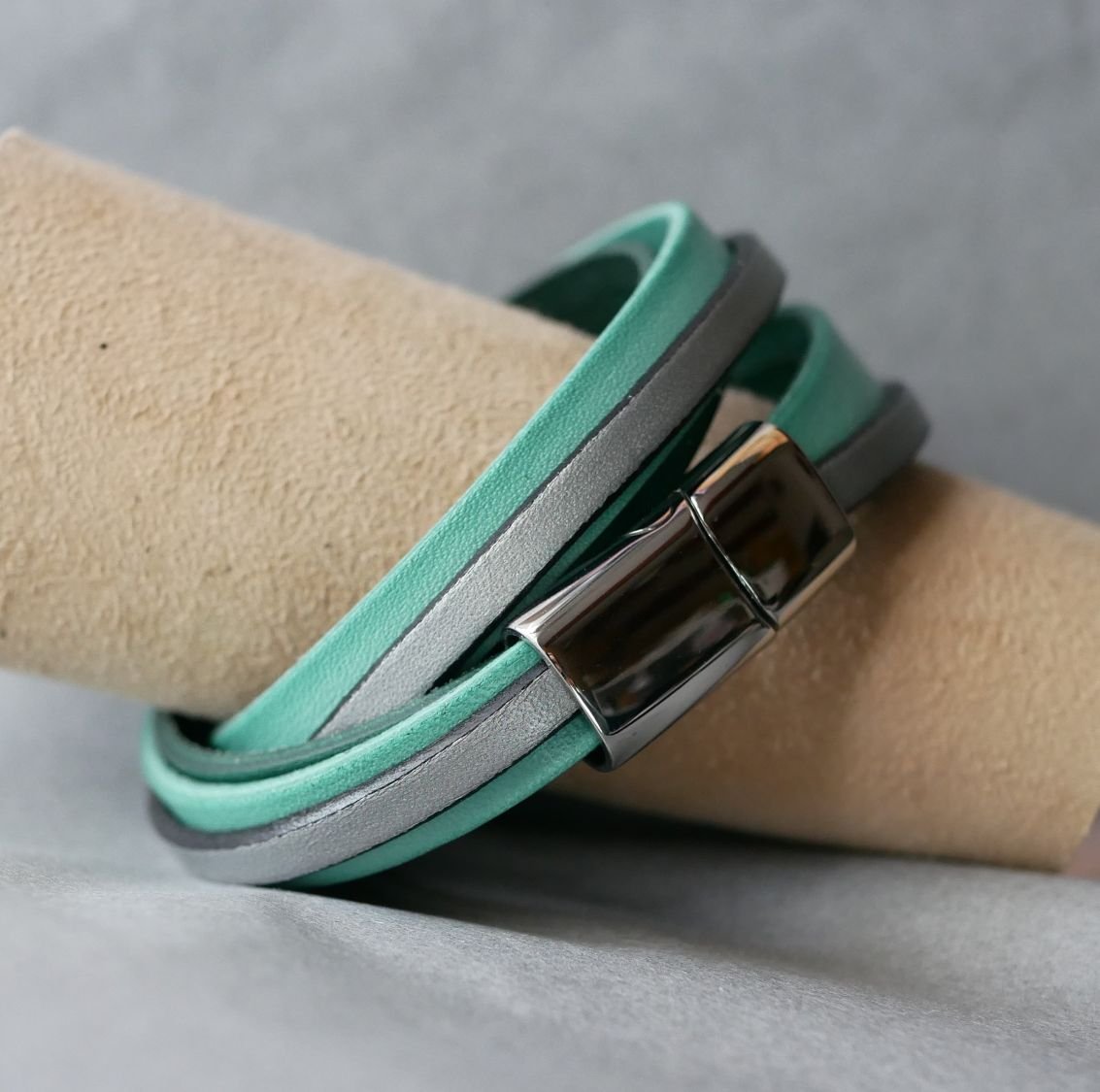Op maat gemaakte dubbele manchet armband van groen en zilver leer  