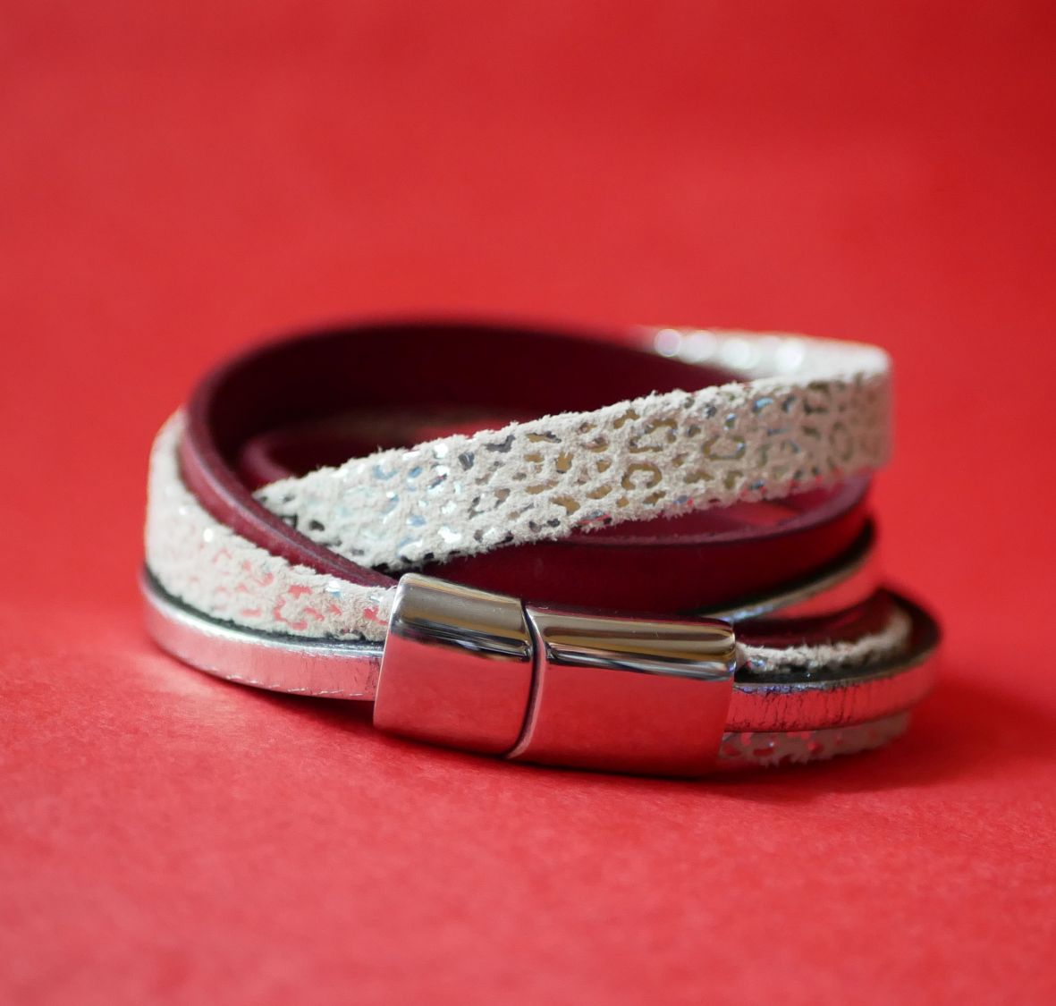 Op maat gemaakte witte, zilveren en rood lederen dubbele-draai manchet armband  