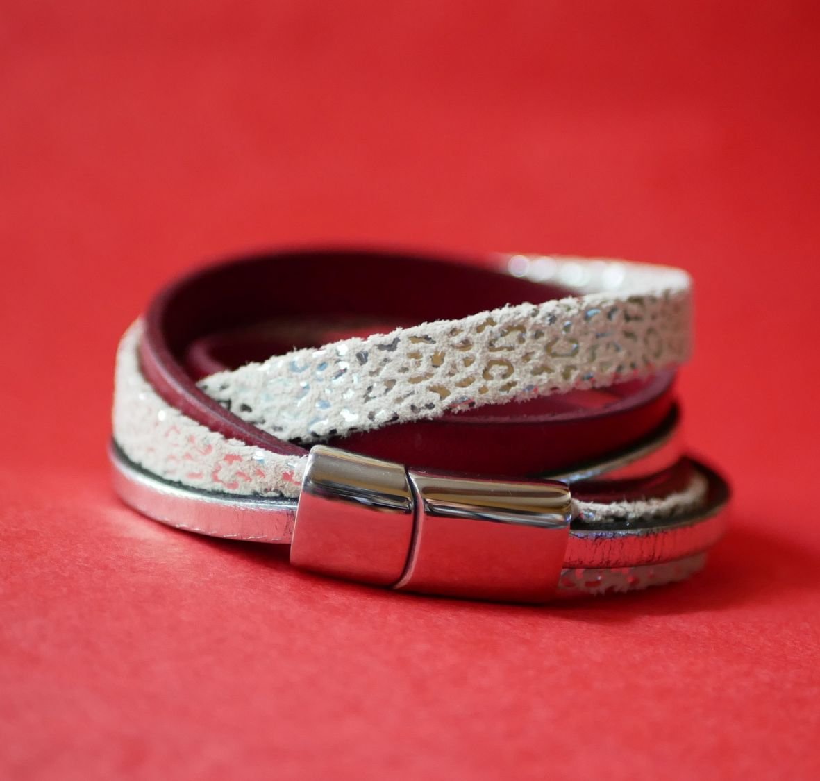 Op maat gemaakte witte, zilveren en rood lederen dubbele-draai manchet armband  