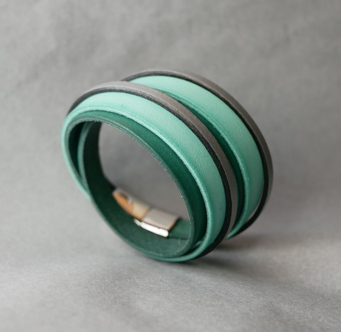 Op maat gemaakte dubbele manchet armband van groen en zilver leer  