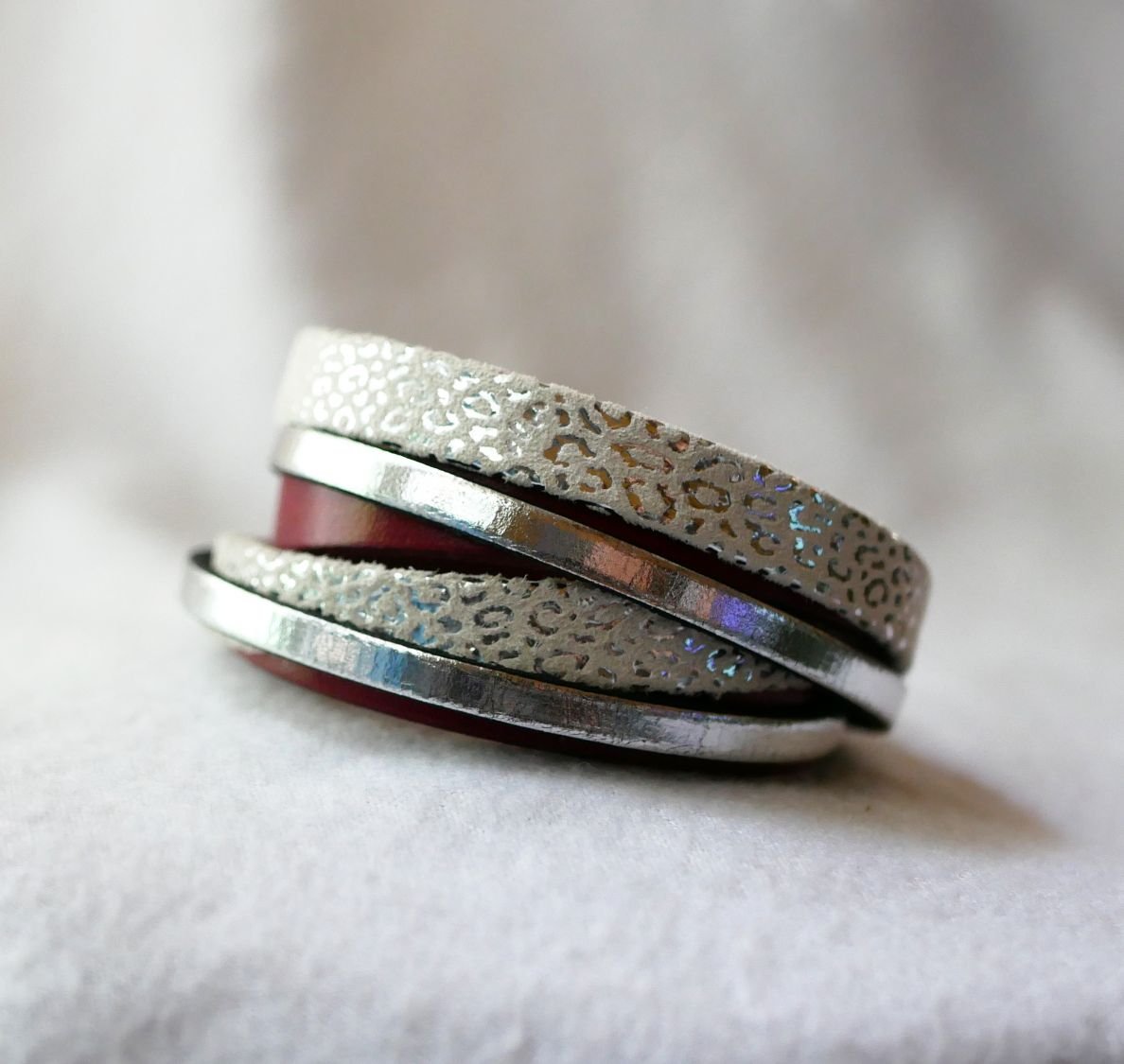 Op maat gemaakte witte, zilveren en rood lederen dubbele-draai manchet armband  