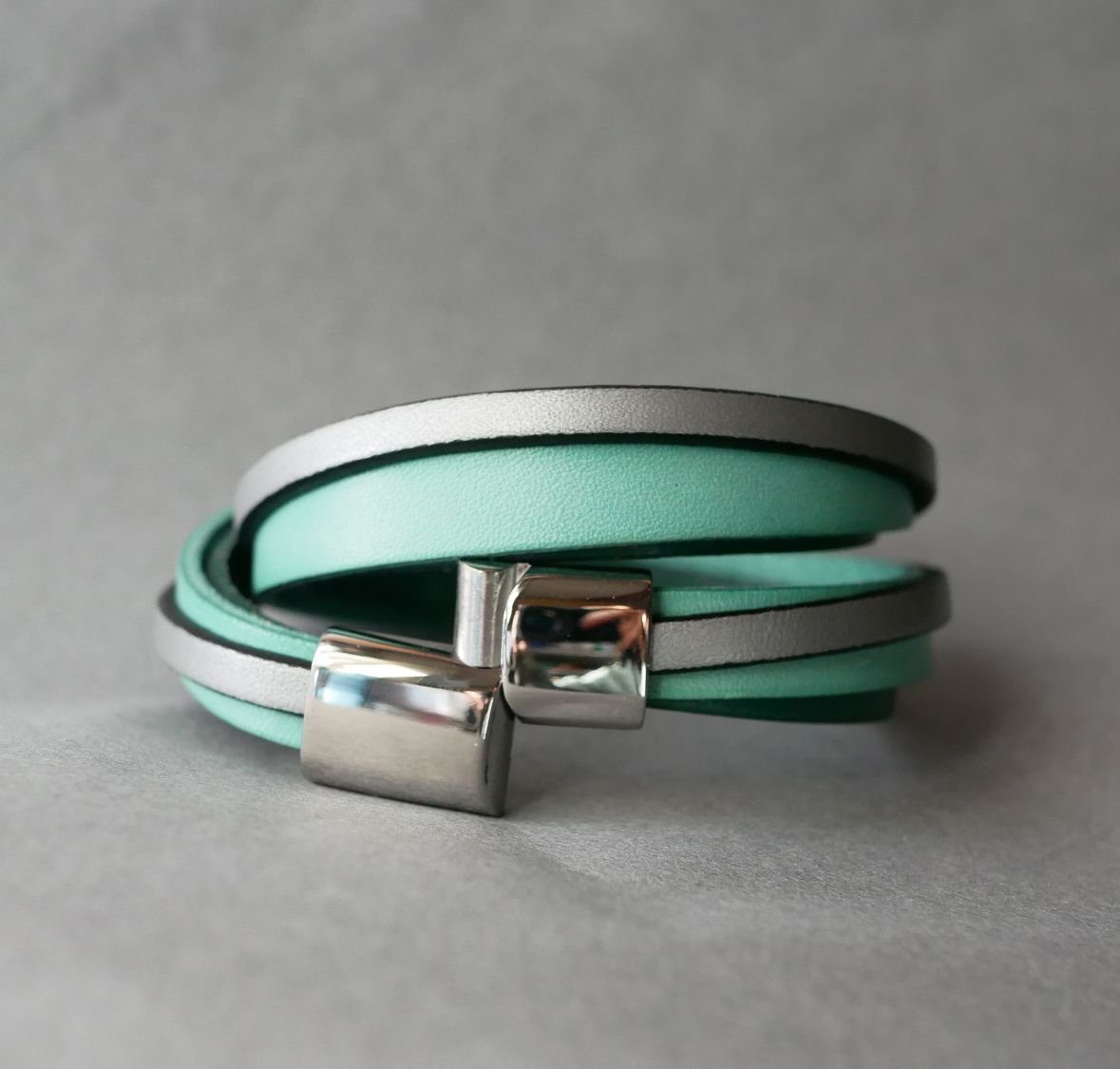 Op maat gemaakte dubbele manchet armband van groen en zilver leer  