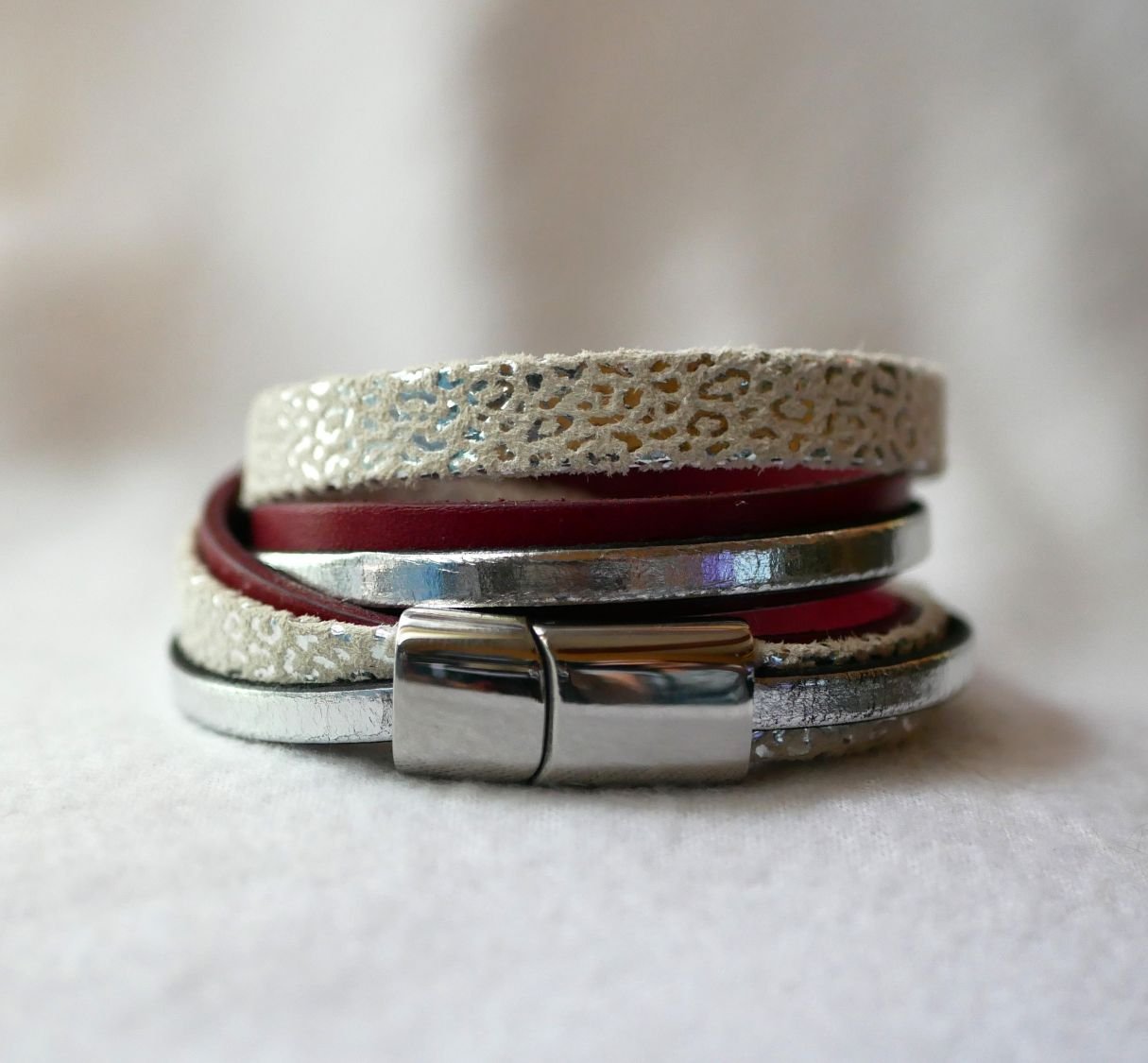 Op maat gemaakte witte, zilveren en rood lederen dubbele-draai manchet armband  