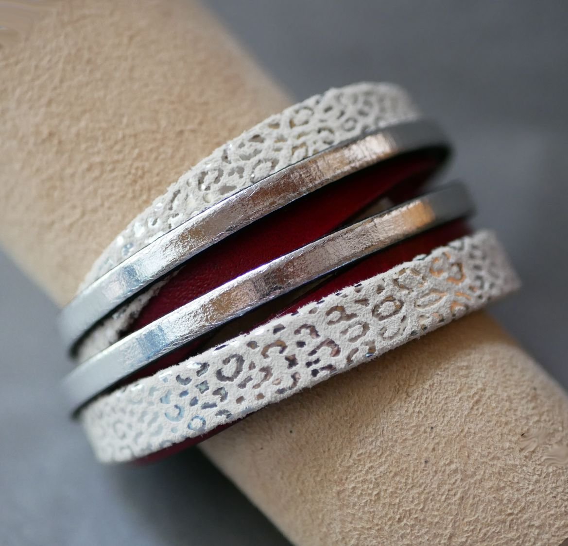 Op maat gemaakte witte, zilveren en rood lederen dubbele-draai manchet armband  