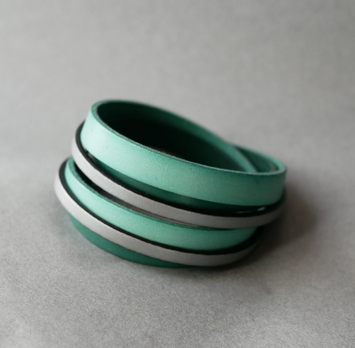Op maat gemaakte dubbele manchet armband van groen en zilver leer  