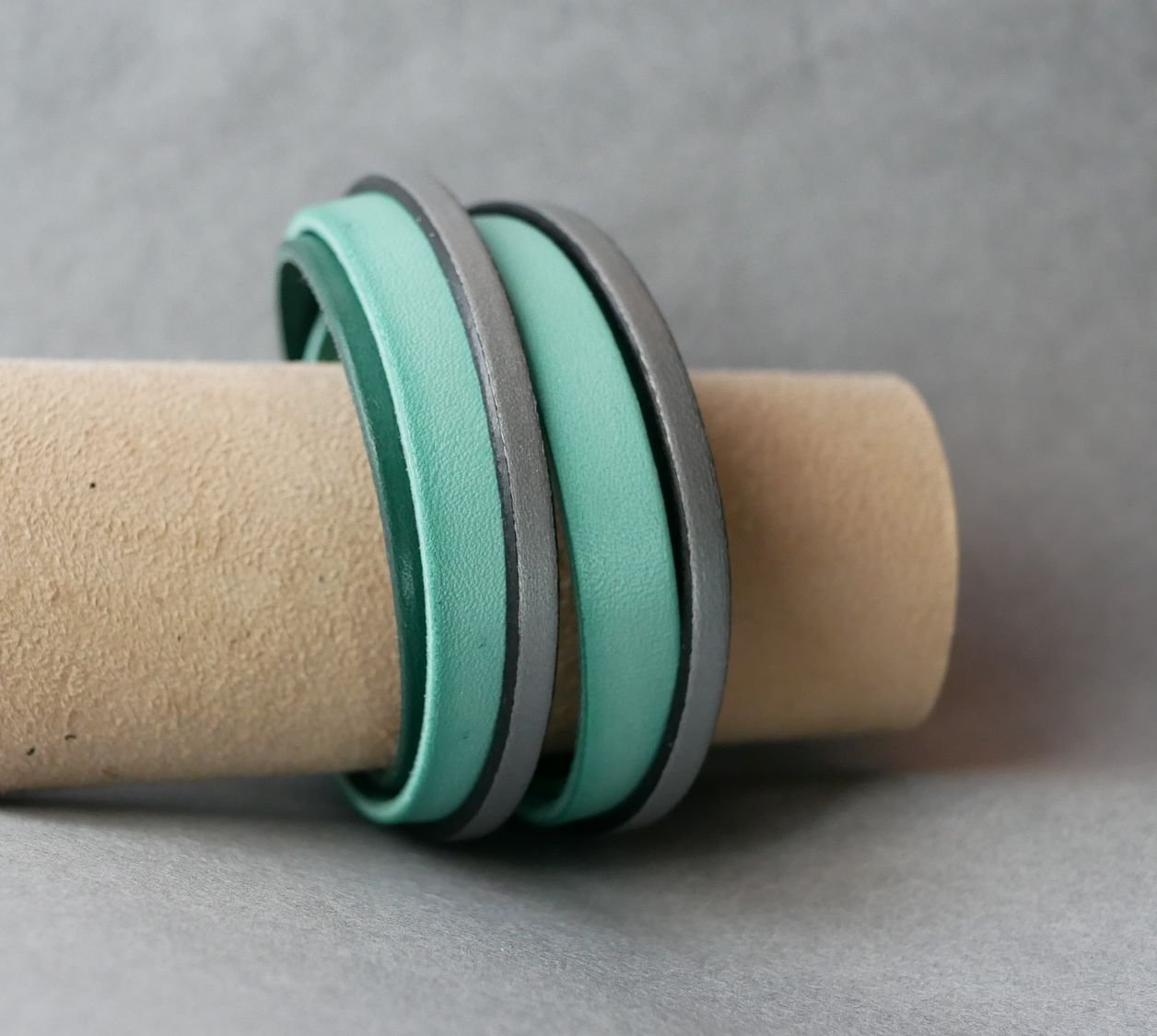 Op maat gemaakte dubbele manchet armband van groen en zilver leer  