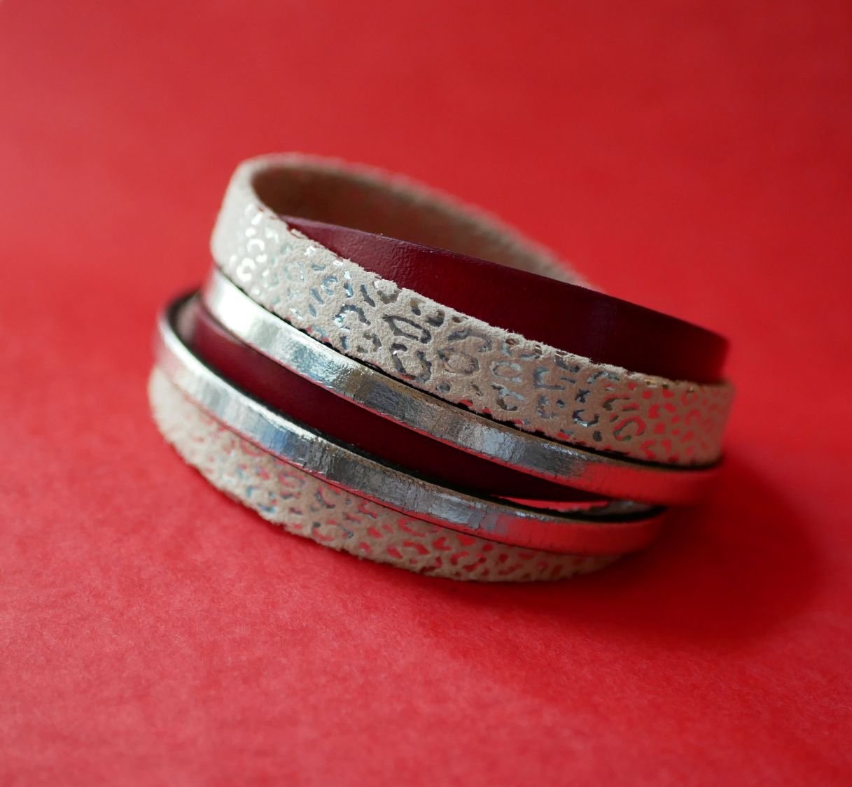 Op maat gemaakte witte, zilveren en rood lederen dubbele-draai manchet armband  