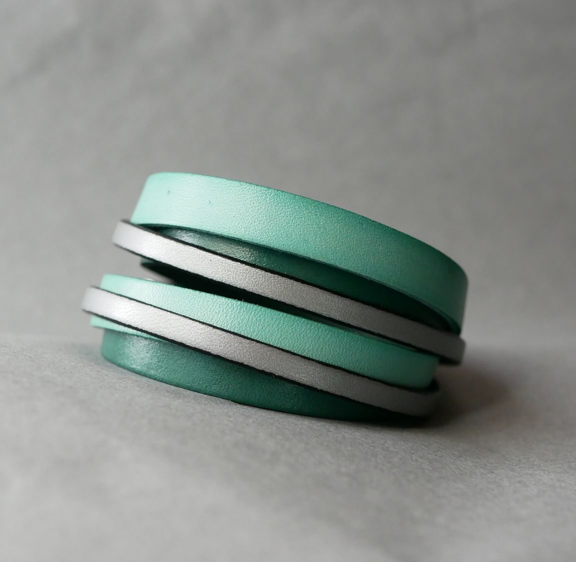 Op maat gemaakte dubbele manchet armband van groen en zilver leer  
