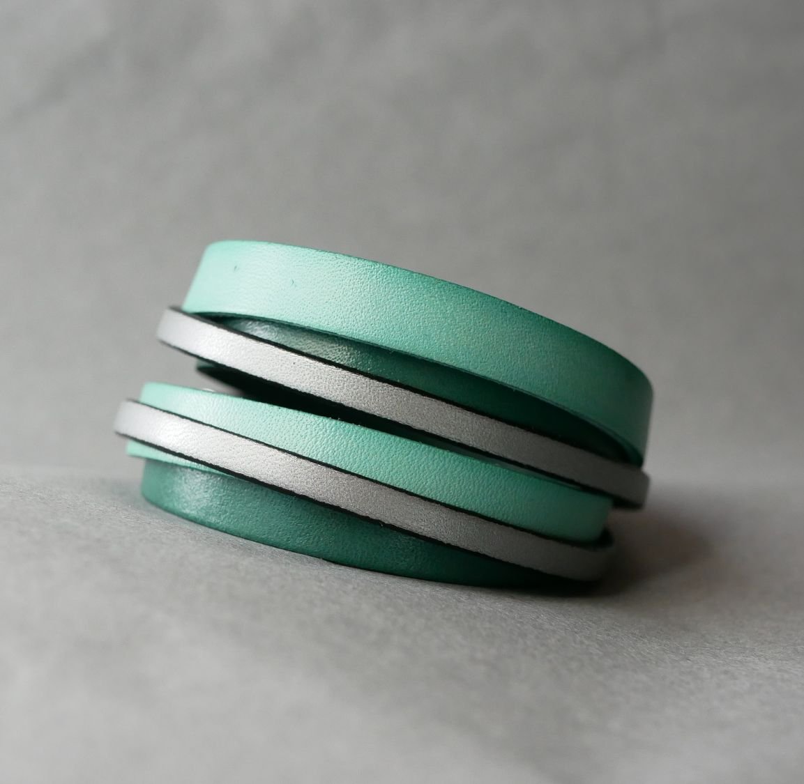Op maat gemaakte dubbele manchet armband van groen en zilver leer  