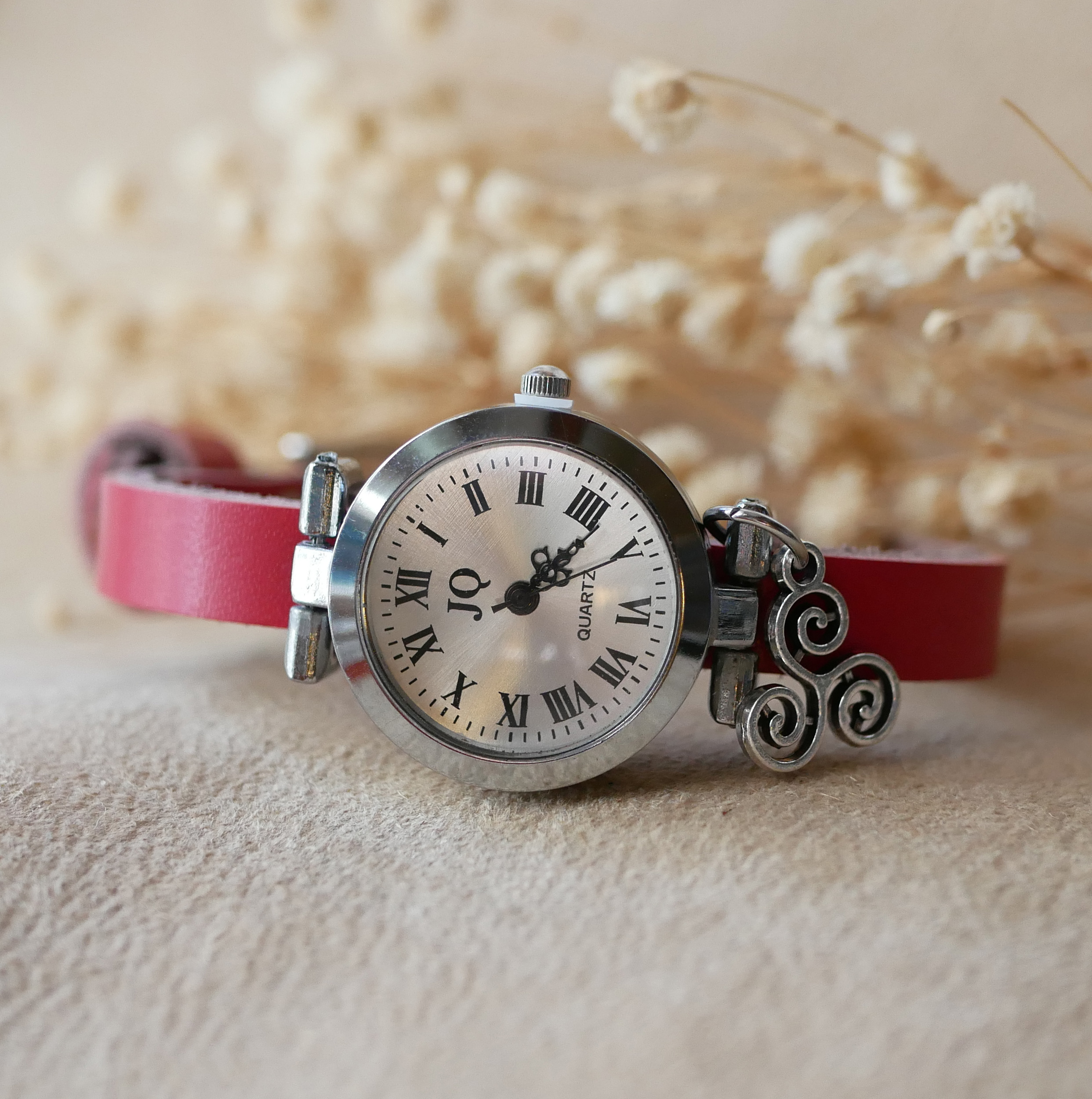 Zilverkleurig horloge met leren band en zilverkleurige gesp