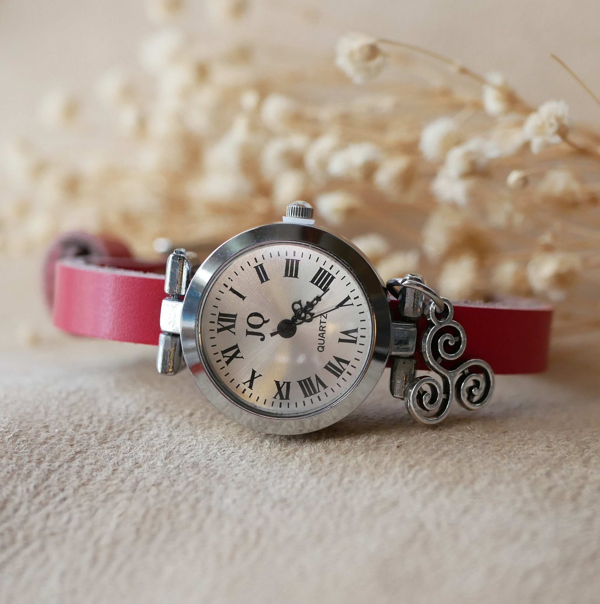 Zilverkleurig horloge met leren band en zilverkleurige gesp