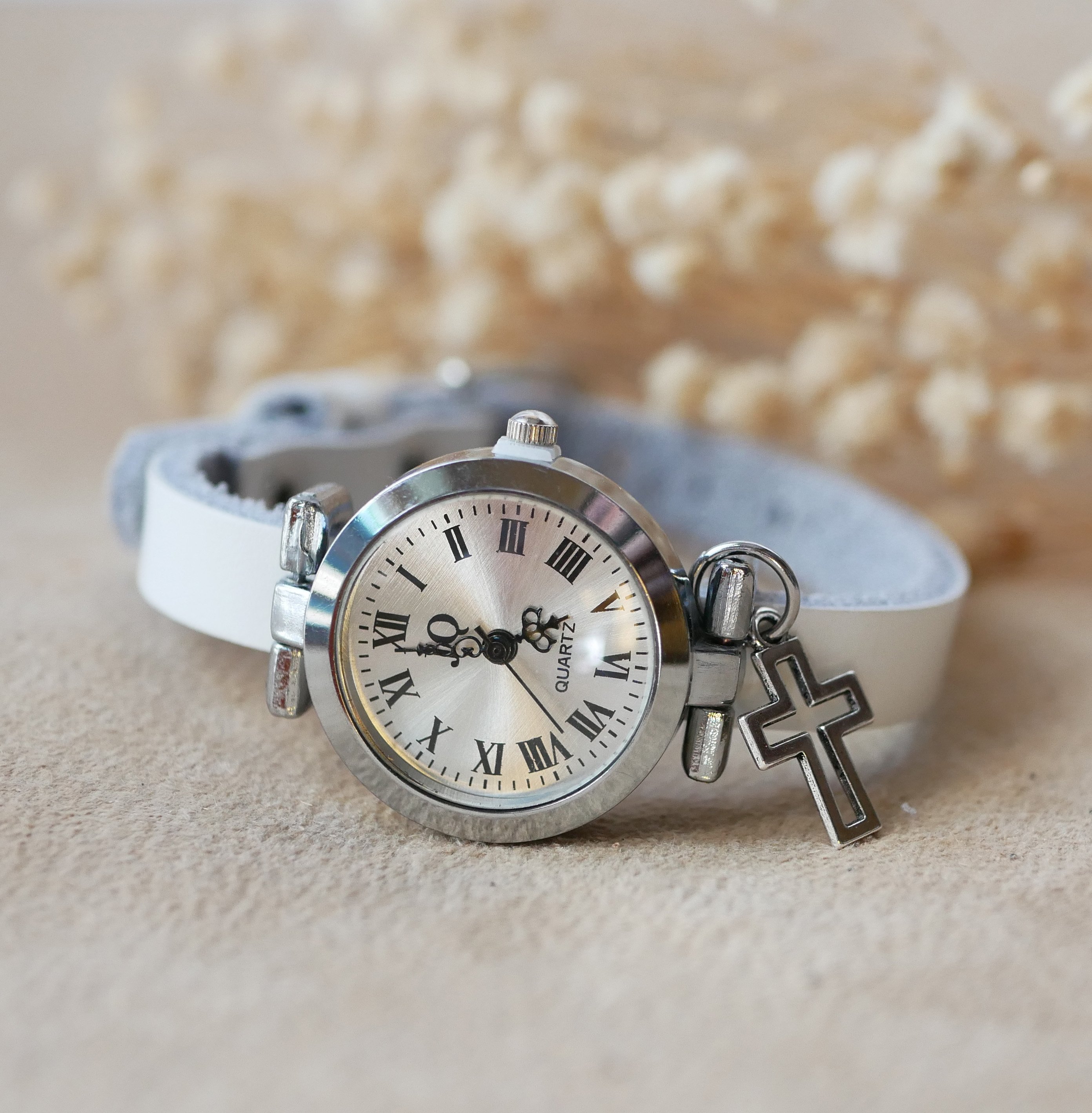 Zilverkleurig horloge met leren band en zilverkleurige gesp