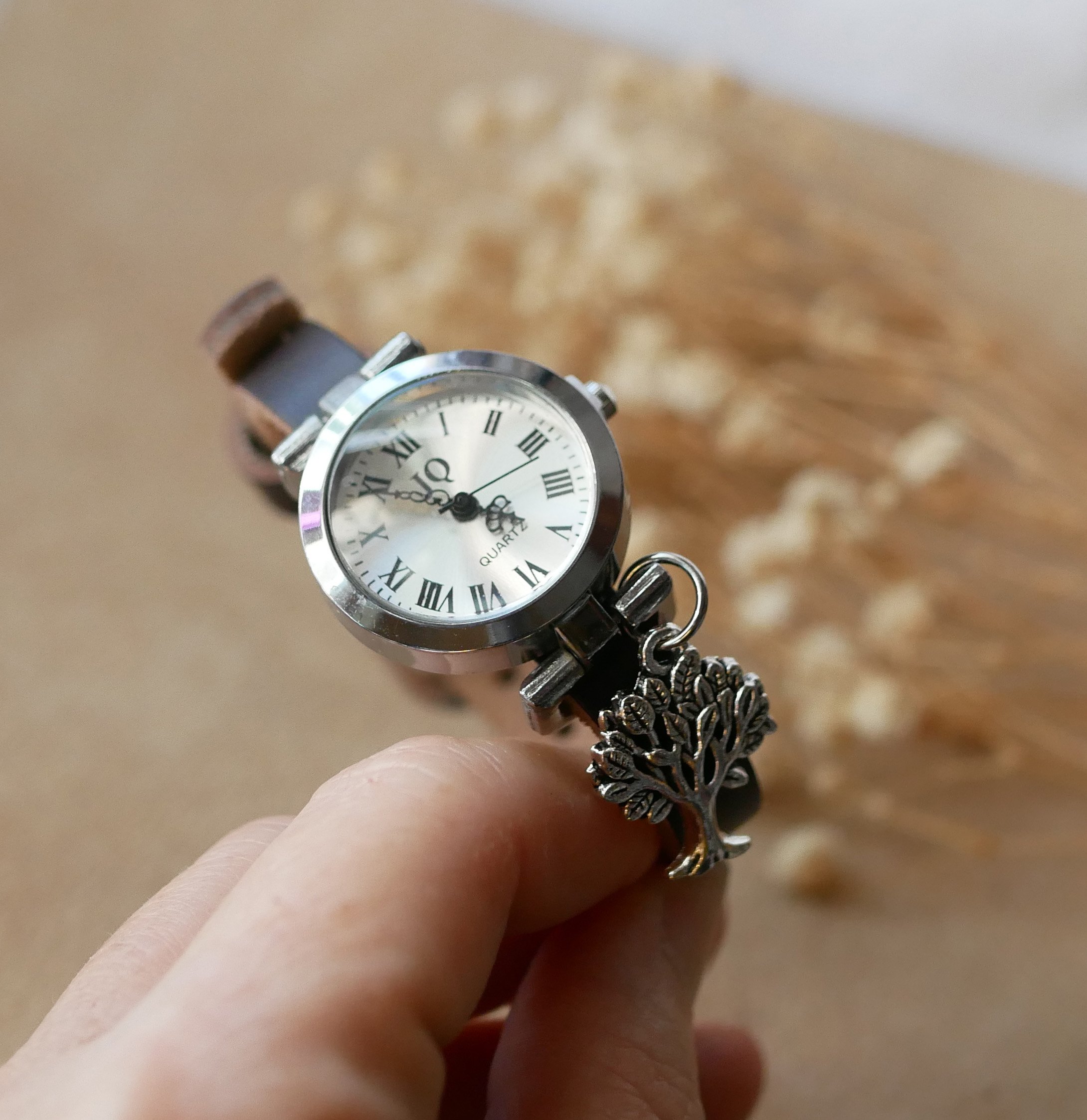 Zilverkleurig horloge met leren band en zilverkleurige gesp