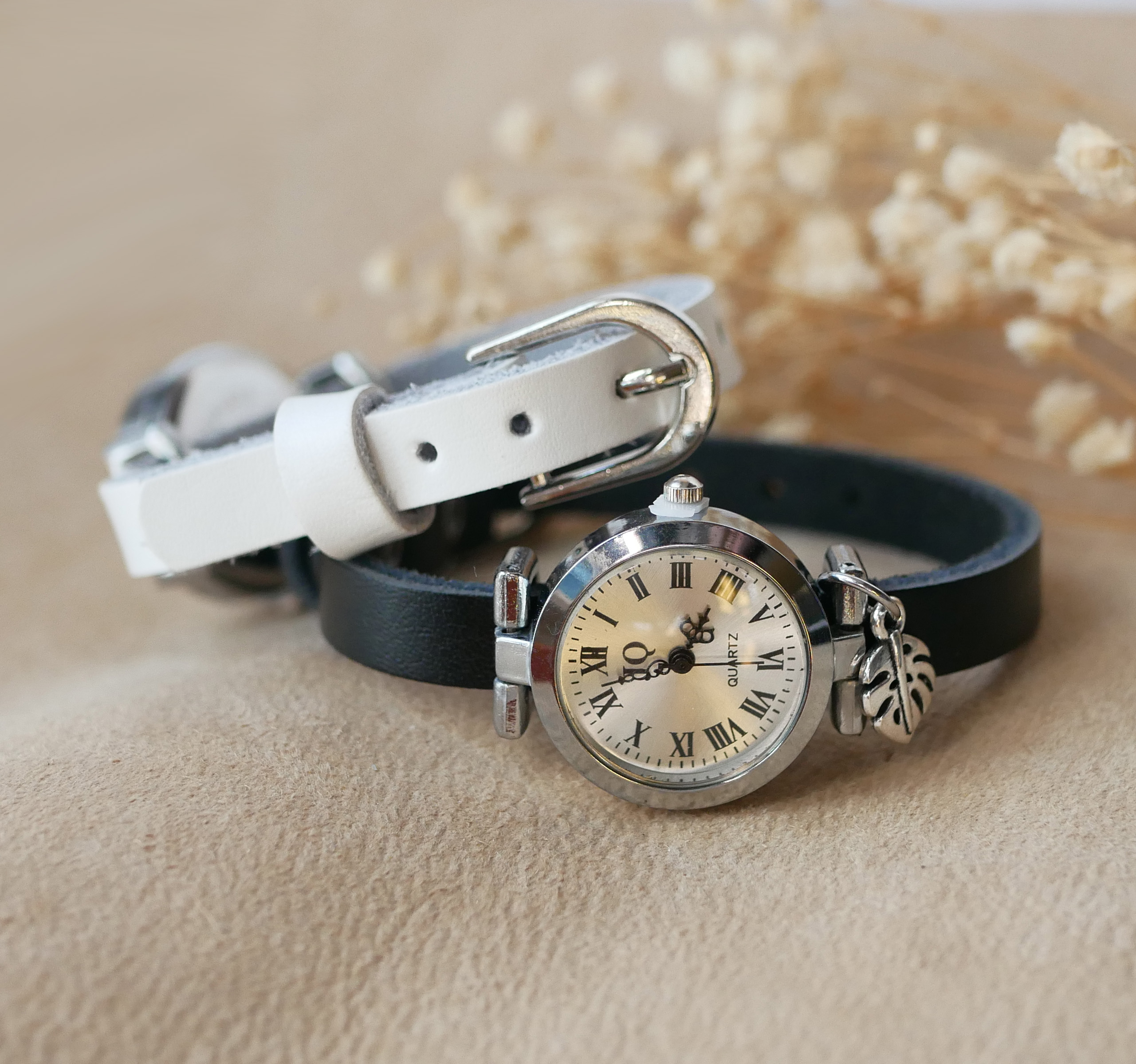 Zilverkleurig horloge met leren band en zilverkleurige gesp