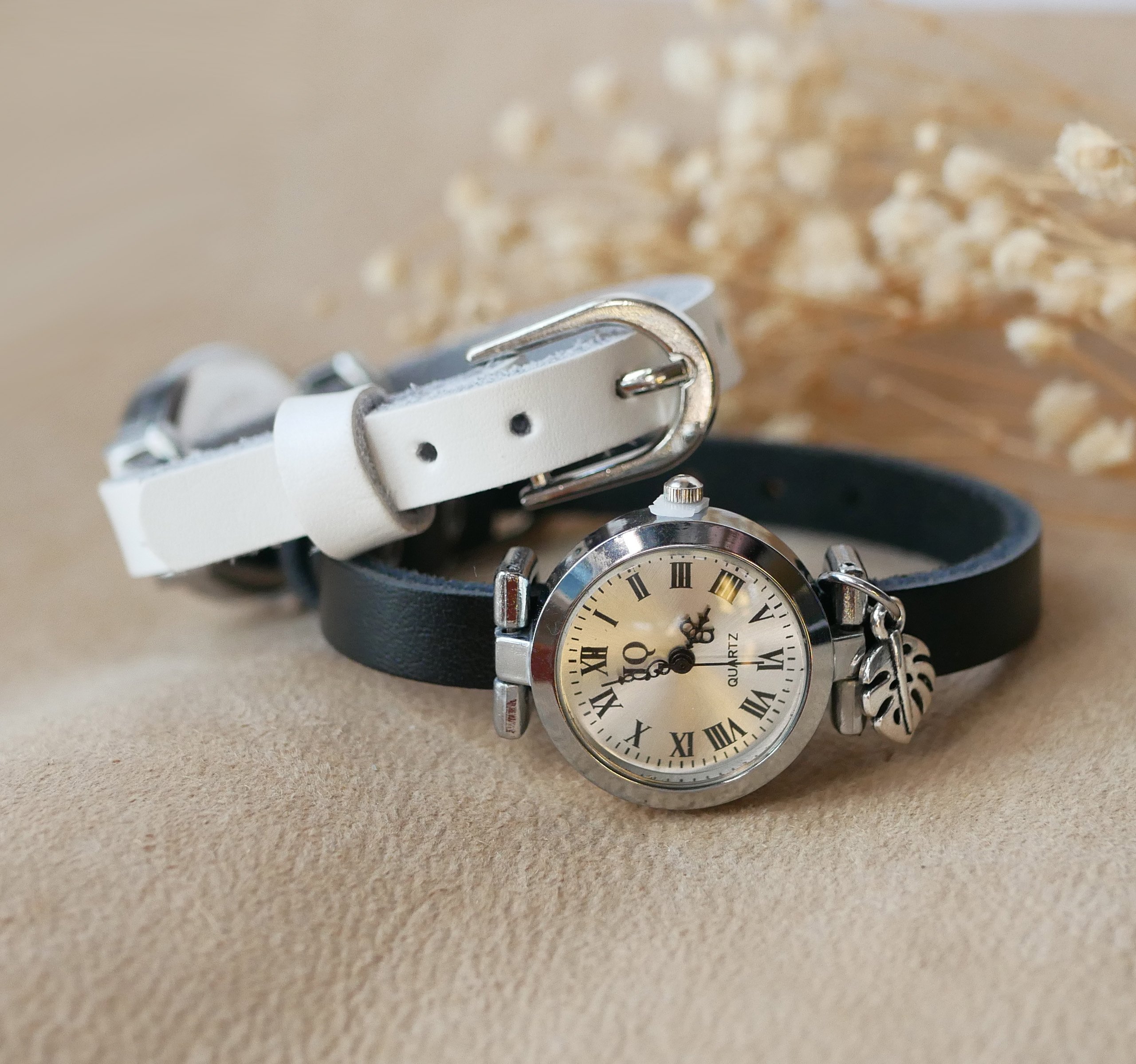Zilverkleurig horloge met leren band en zilverkleurige gesp