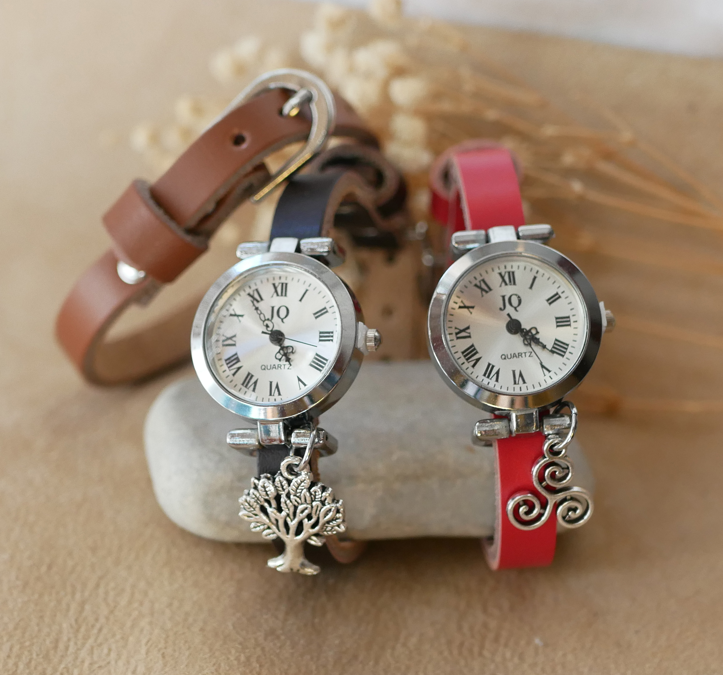 Zilverkleurig horloge met leren band en zilverkleurige gesp