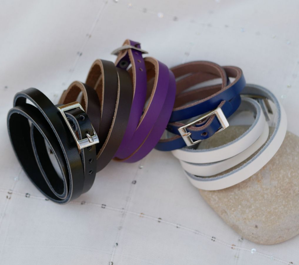 Zilveren horloge met drievoudige lederen band en bedeltje om te personaliseren