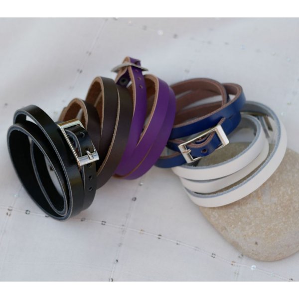 Zilveren horloge met drievoudige lederen band en bedeltje om te personaliseren